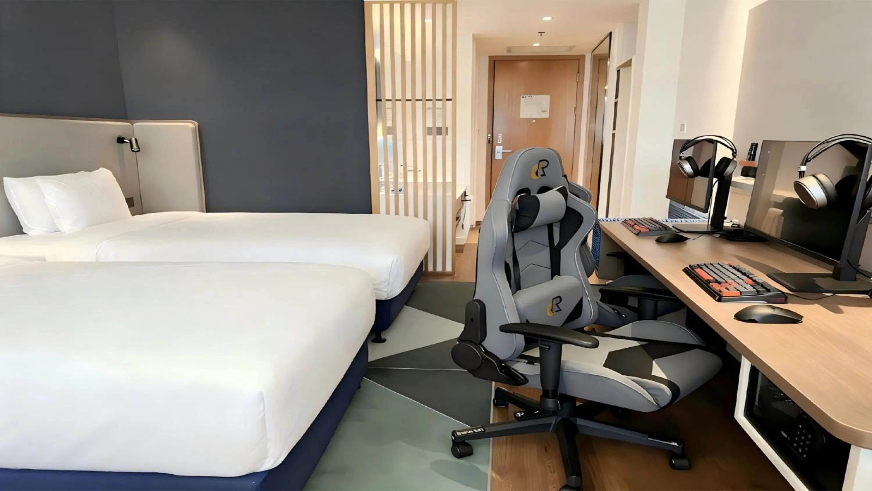 Photo of the whole room, Bed in Holiday Inn Express Qingdao Chengyang Central by IHG