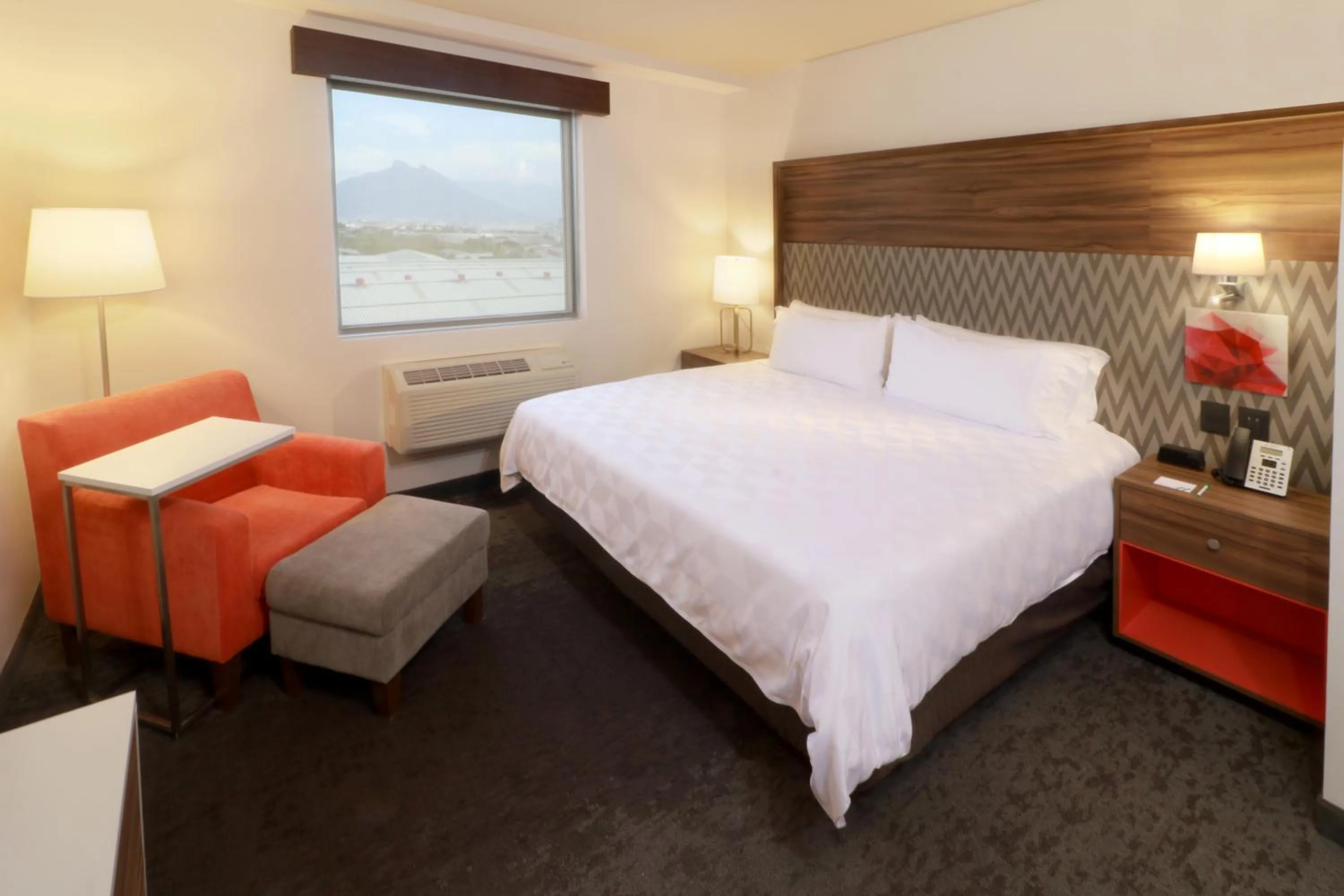 Bedroom, Bed in Holiday Inn & Suites Monterrey Apodaca Zona Airport, an IHG hotel