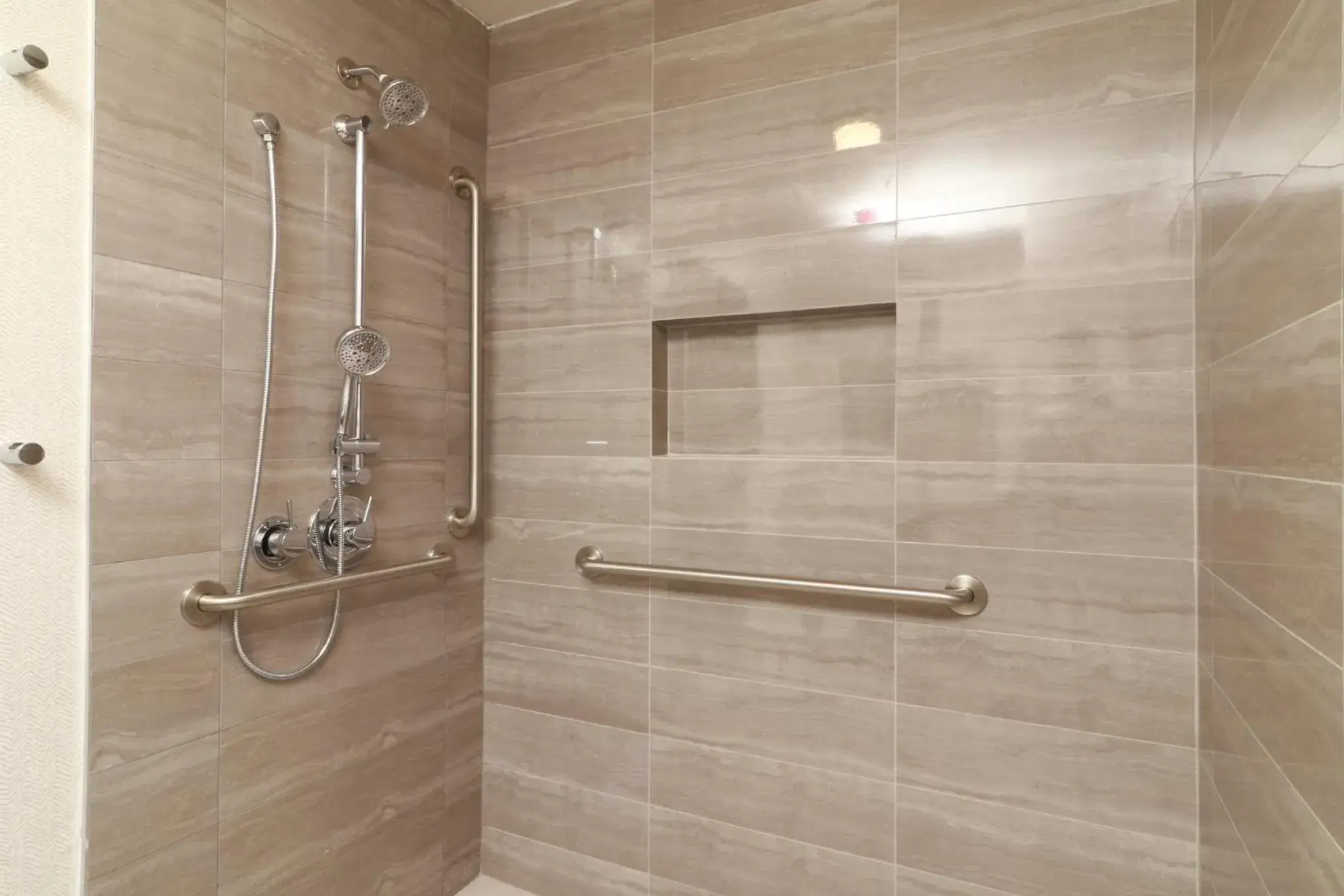 Bathroom in Holiday Inn & Suites Monterrey Apodaca Zona Airport, an IHG hotel Bathroom in Holiday Inn & Suites Monterrey Apodaca Zona Airport, an IHG hotel