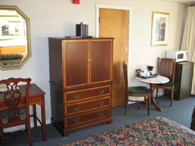 TV/Entertainment Center in Sea Whale Motel