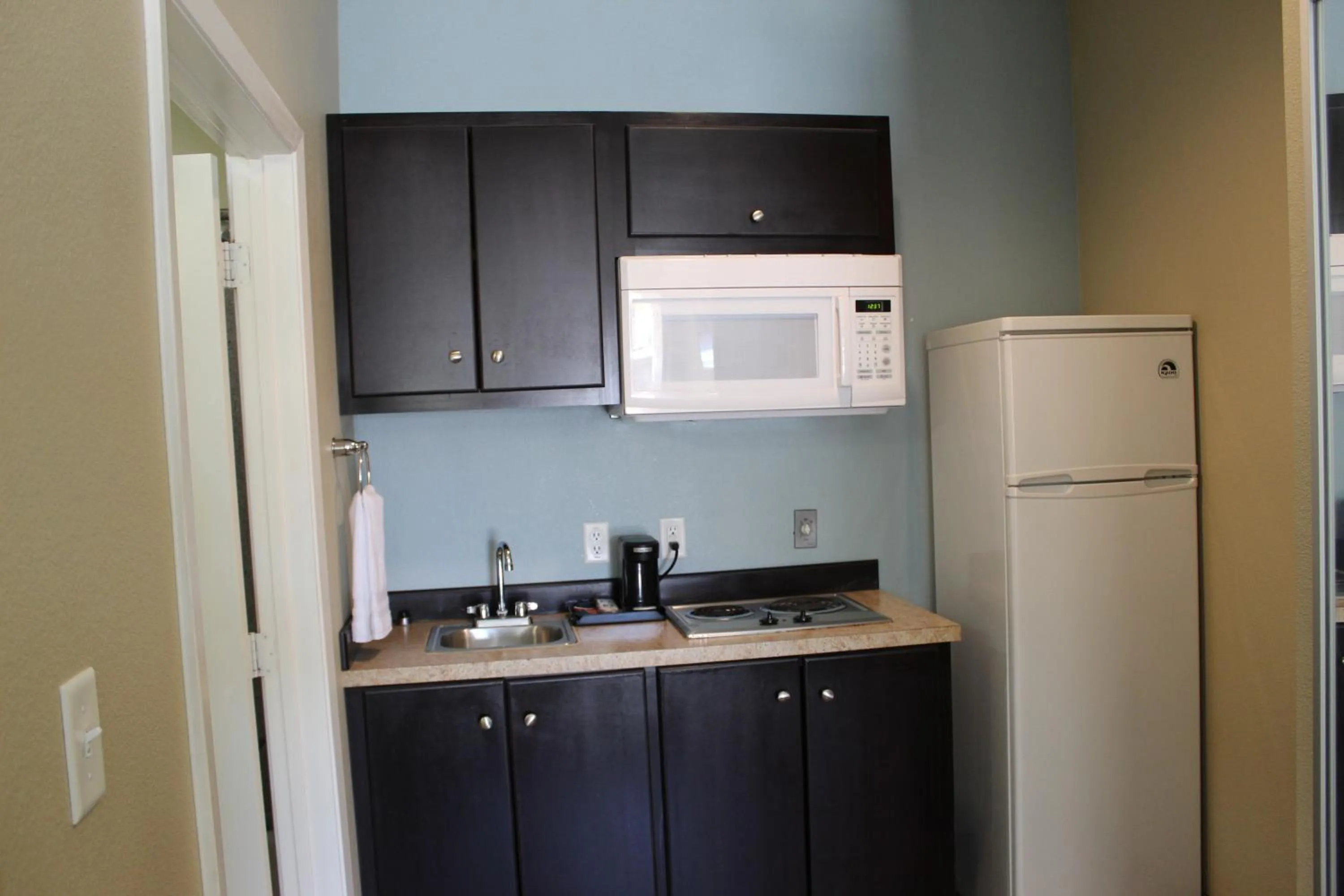 Kitchen or kitchenette in Horizon Inn & Suites