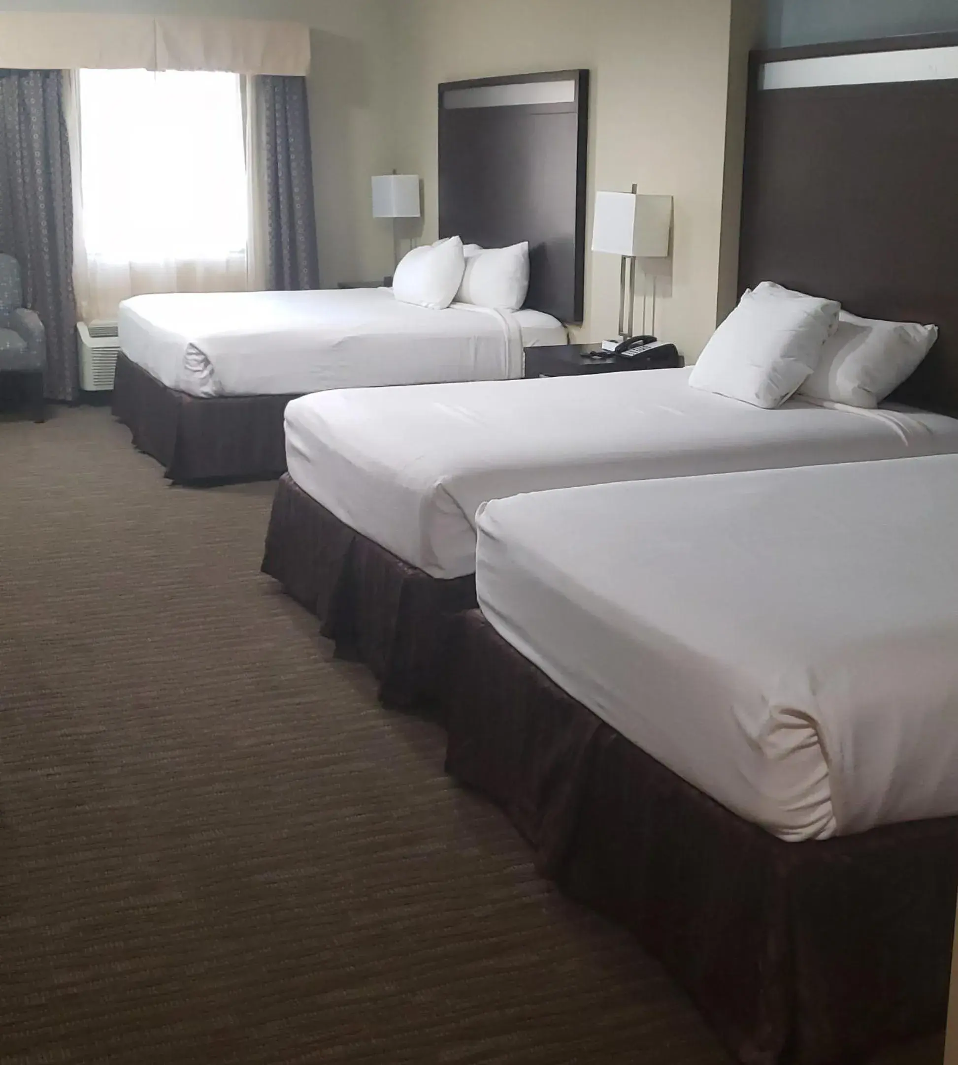 Luxury Triple Room in Horizon Inn & Suites Luxury Triple Room in Horizon Inn & Suites