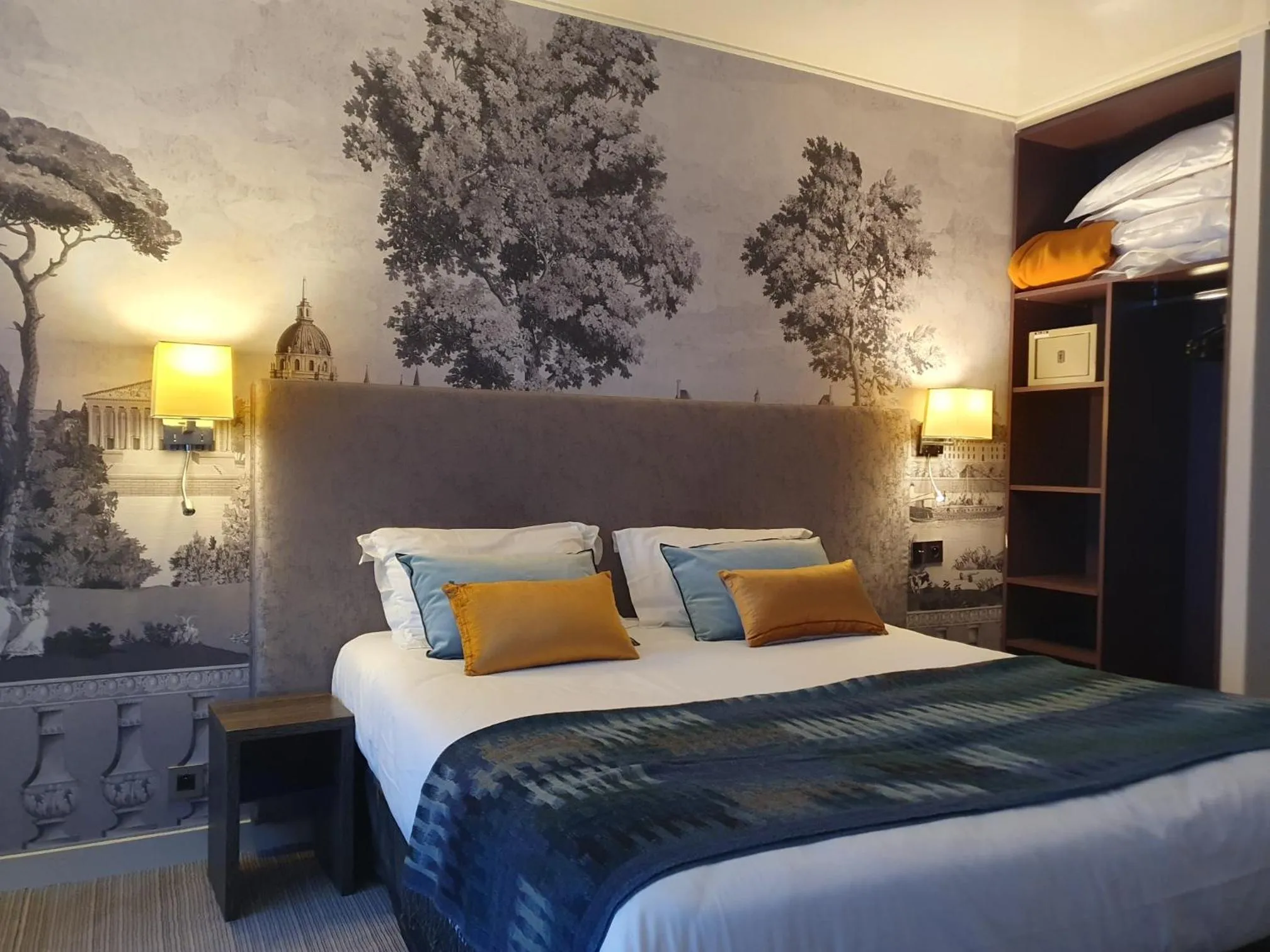 Decorative detail, Bed in Hôtel Harvey