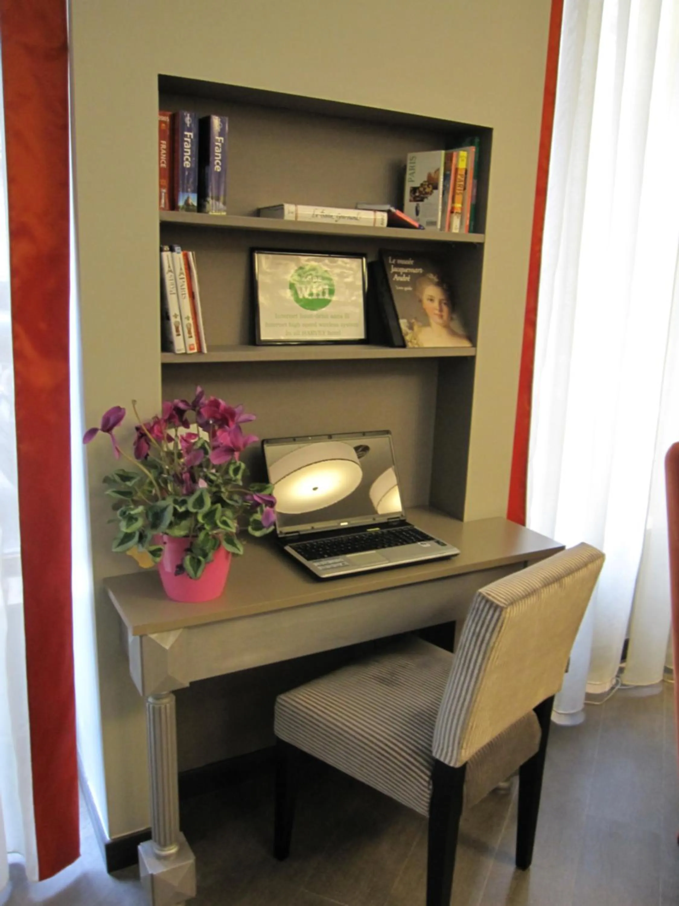 Communal lounge/ TV room in Hôtel Harvey