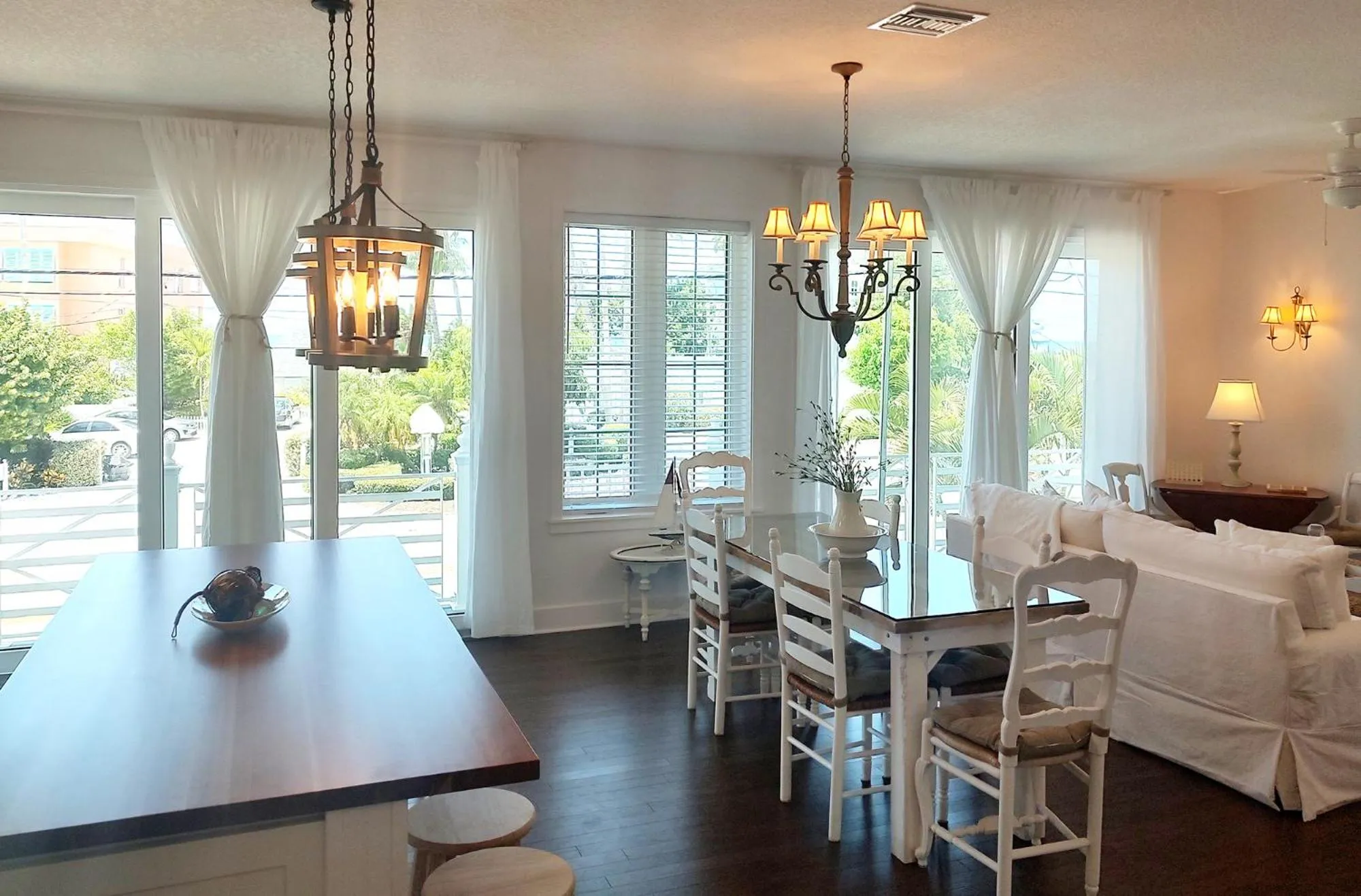 Living room in Bungalow Beach Resort