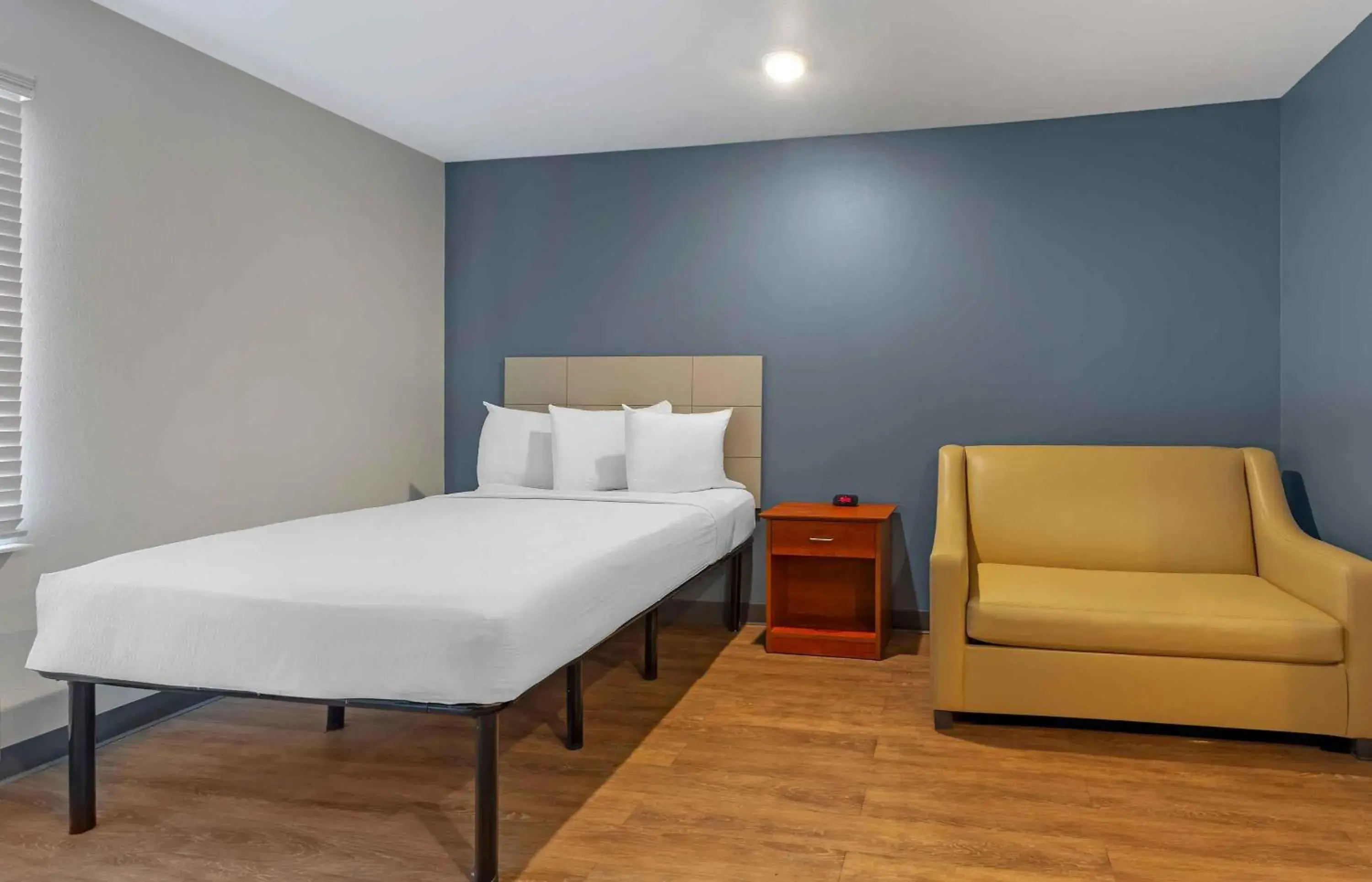 Bedroom, Bed in Extended Stay America Select Suites - Fort Myers - Northeast Bedroom, Bed in Extended Stay America Select Suites - Fort Myers - Northeast