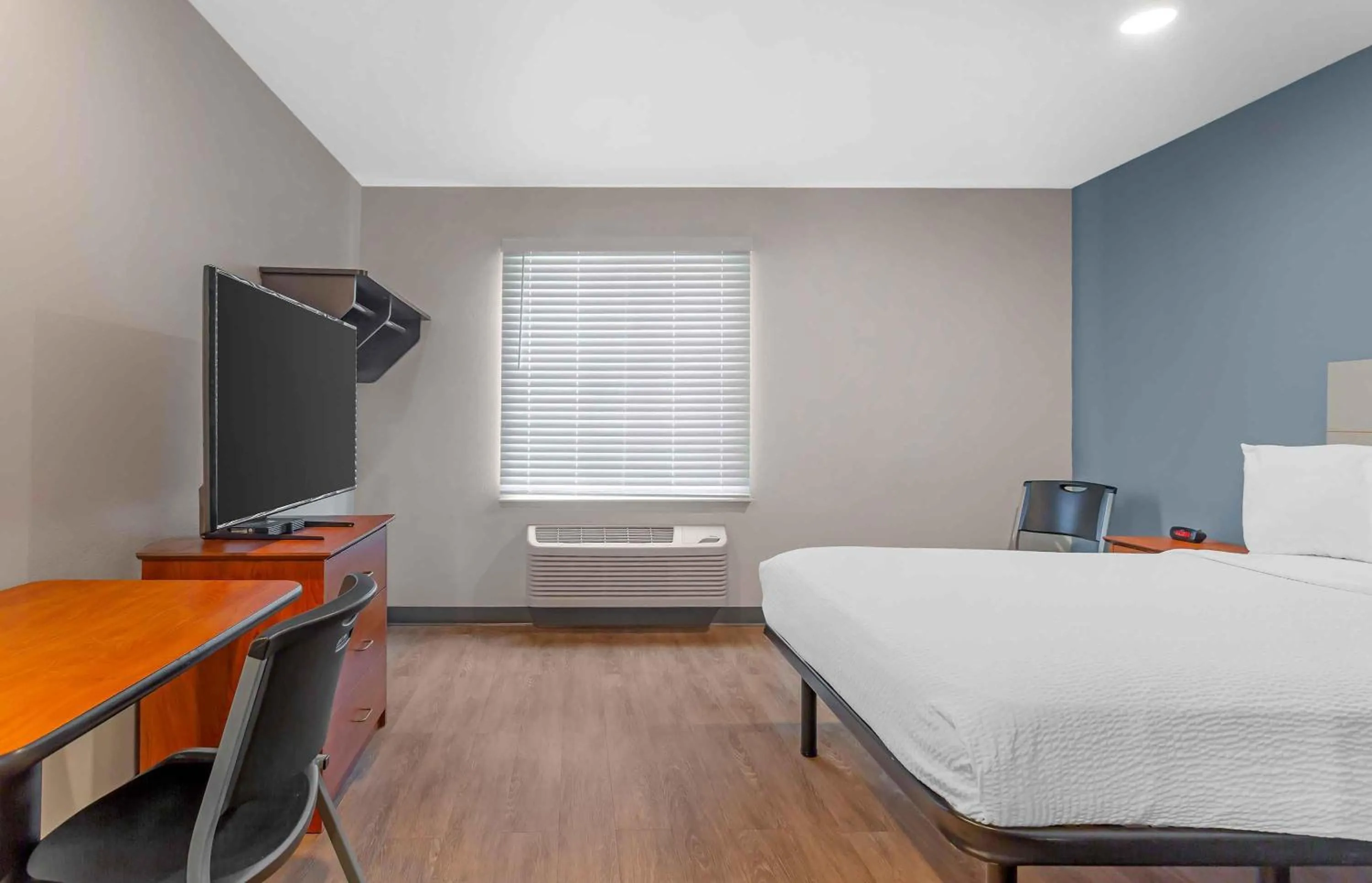 Bedroom, Bed in Extended Stay America Select Suites - Fort Myers - Northeast