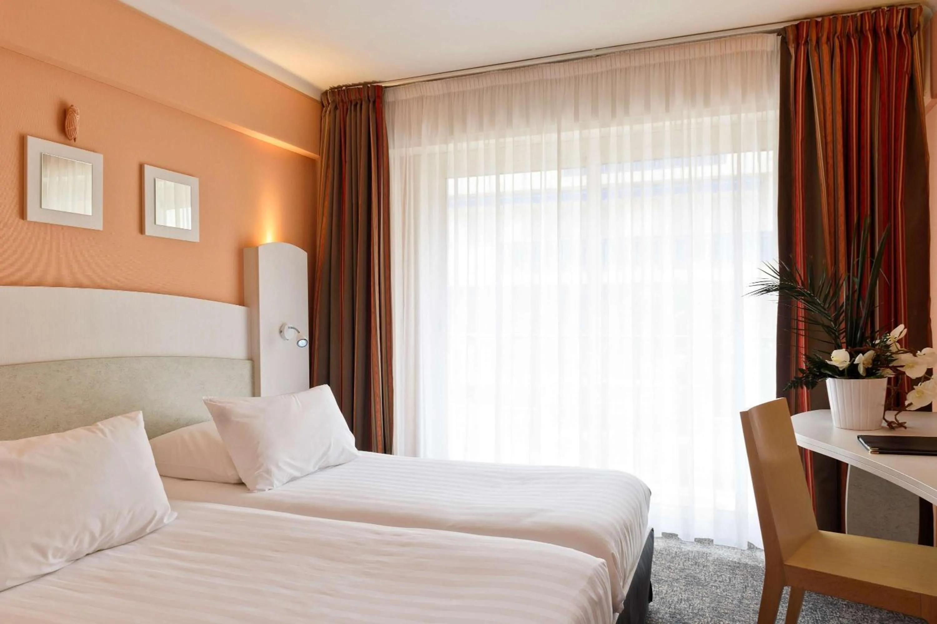 Photo of the whole room, Bed in Best Western Astoria