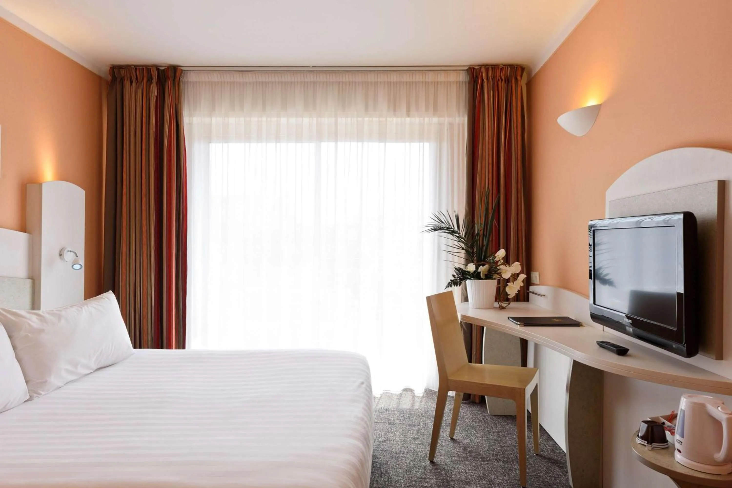 Photo of the whole room, Bed in Best Western Astoria