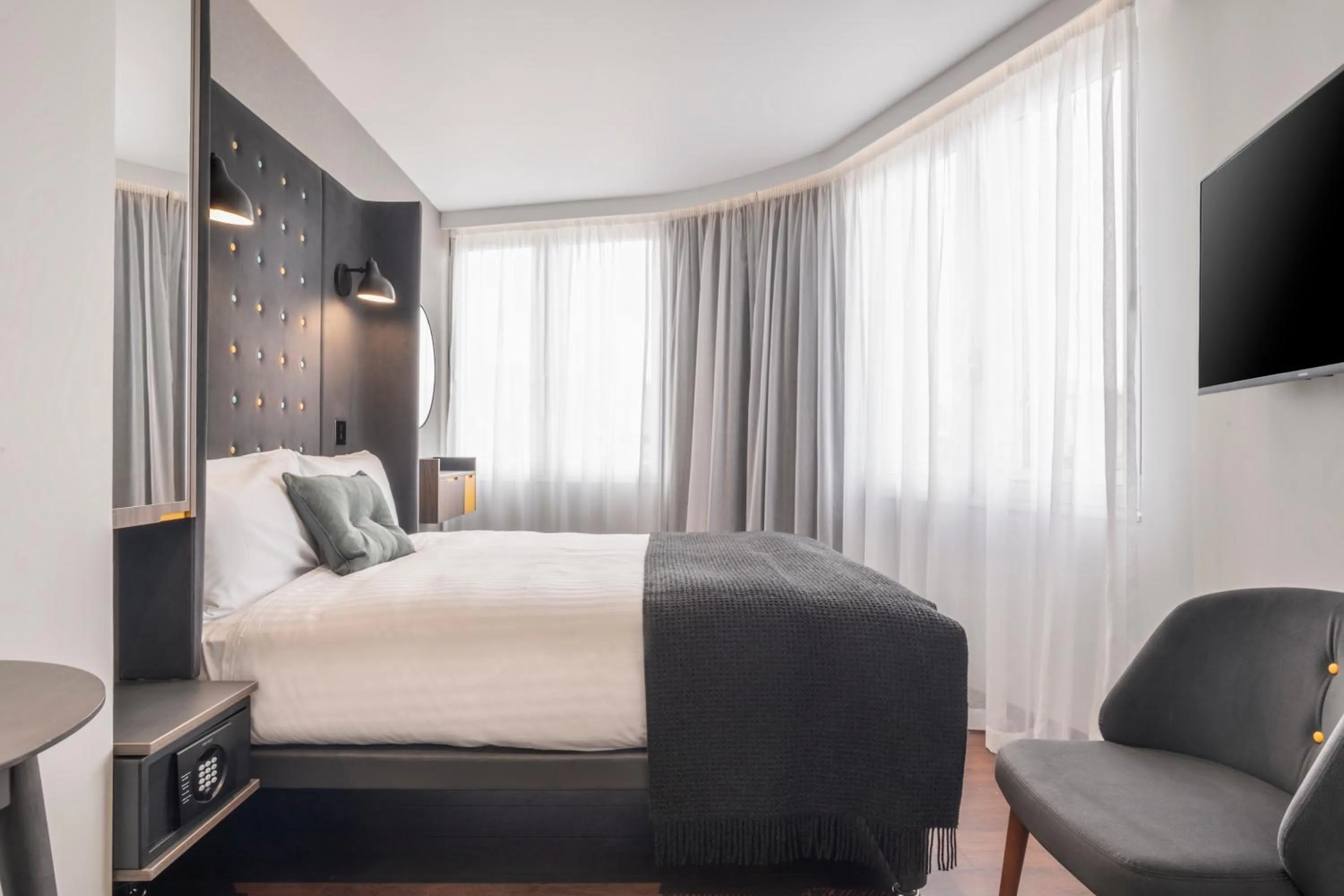 Bedroom, Bed in Point A Hotel Edinburgh Haymarket