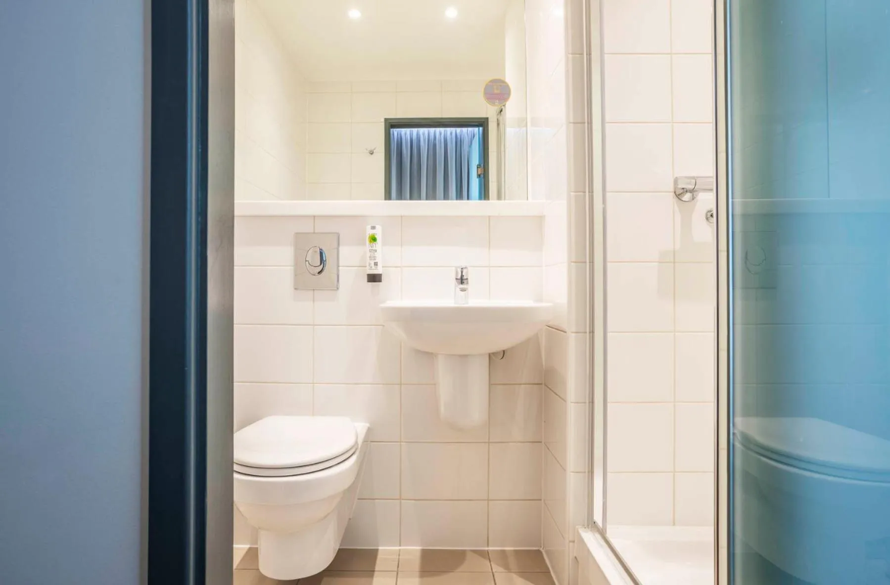 Cozy Twin with Window in Point A Hotel Edinburgh Haymarket