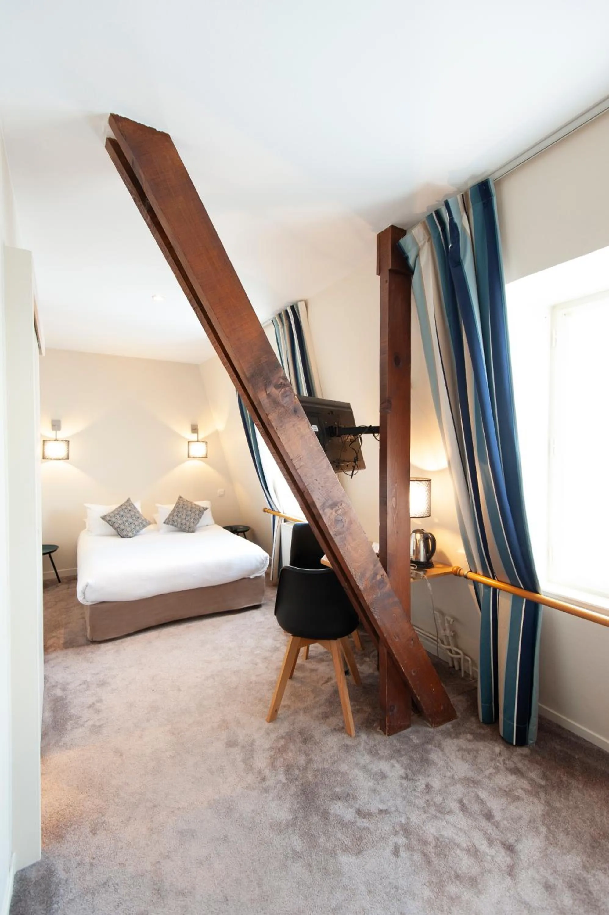 Photo of the whole room, Bed in Hotel France Albion