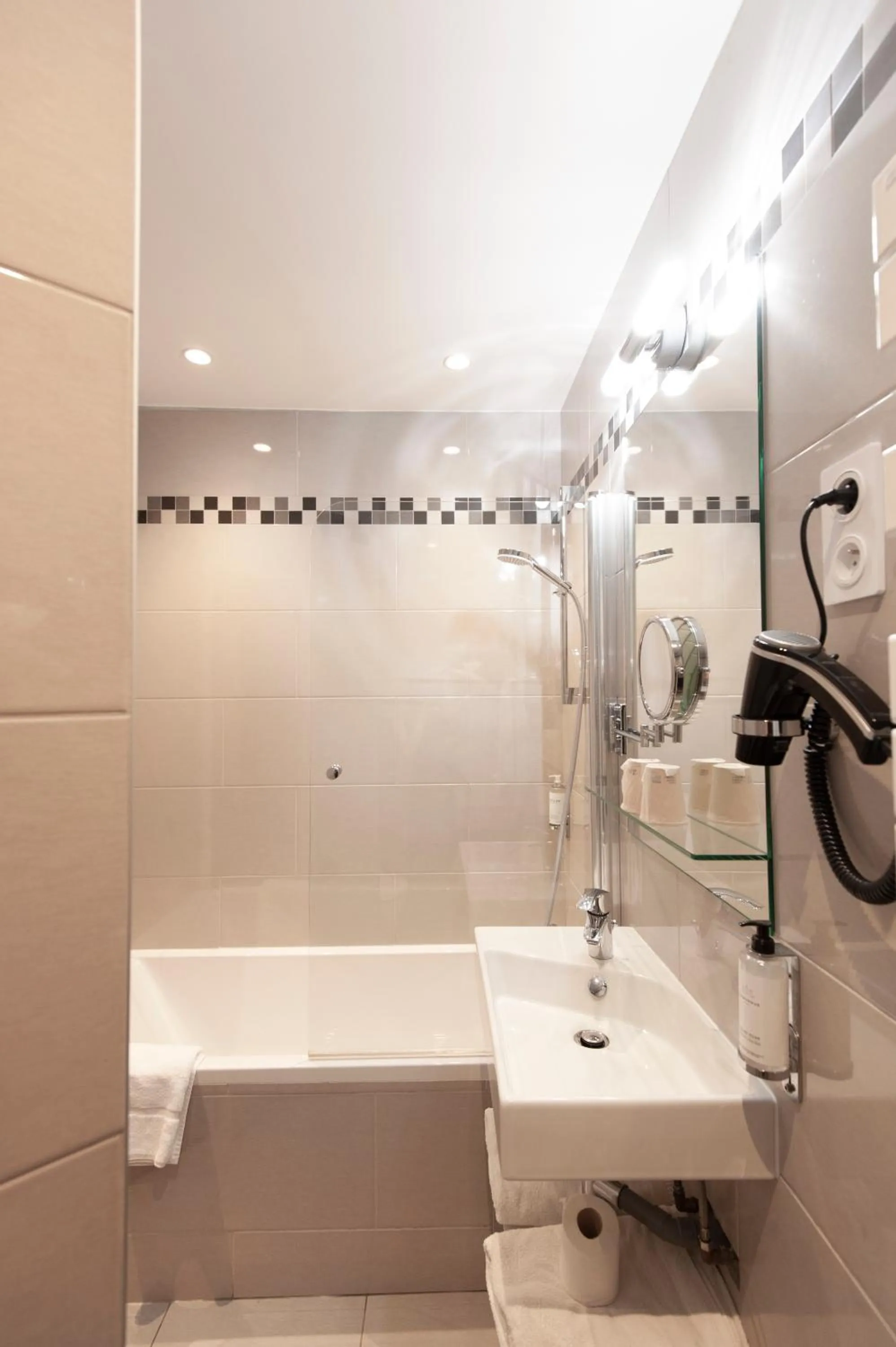 Bathroom in Hotel France Albion