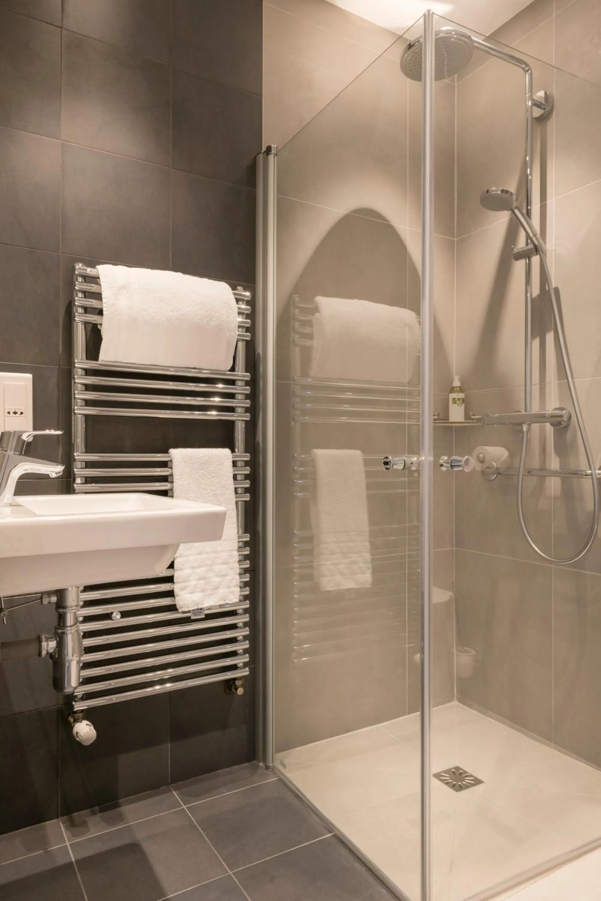 Bathroom in Hotel France Albion