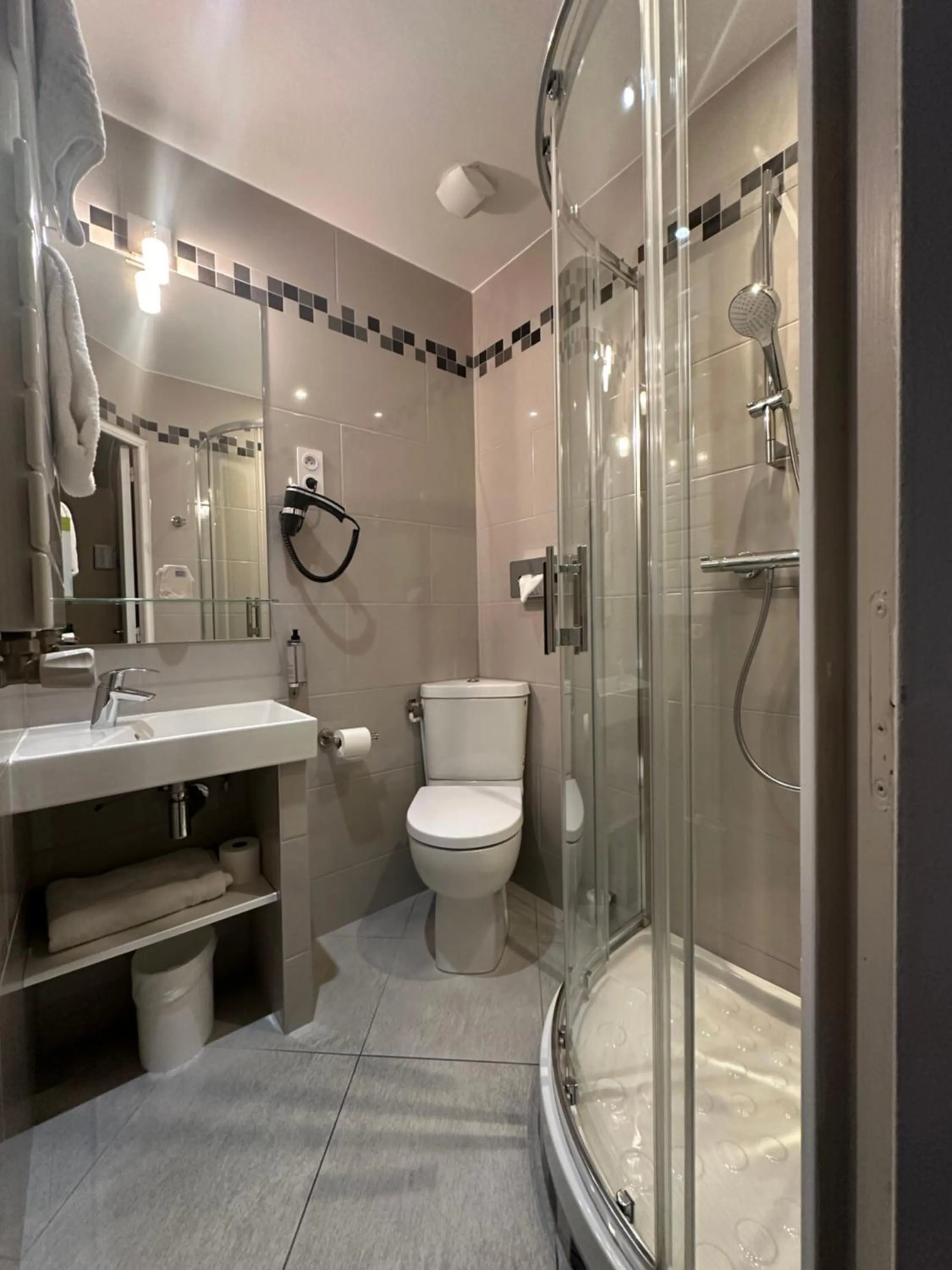 Shower in Hotel France Albion