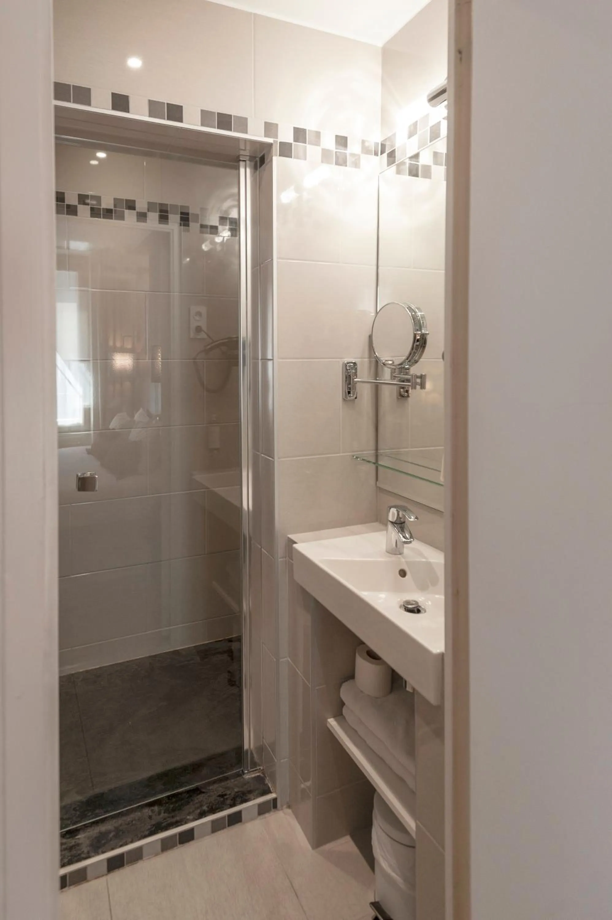 Bathroom in Hotel France Albion