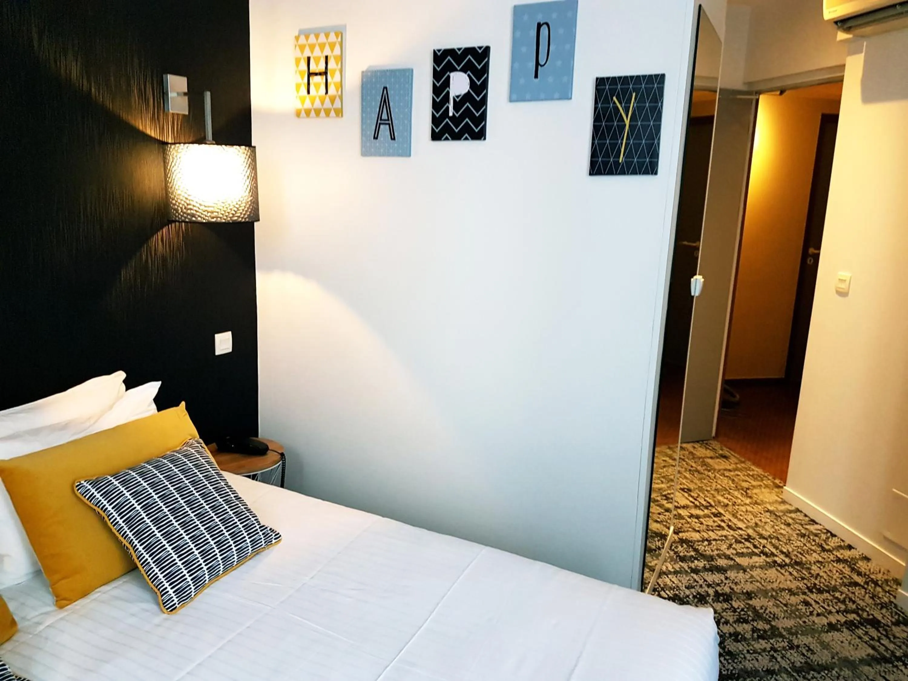 Photo of the whole room, Bed in Hotel France Albion