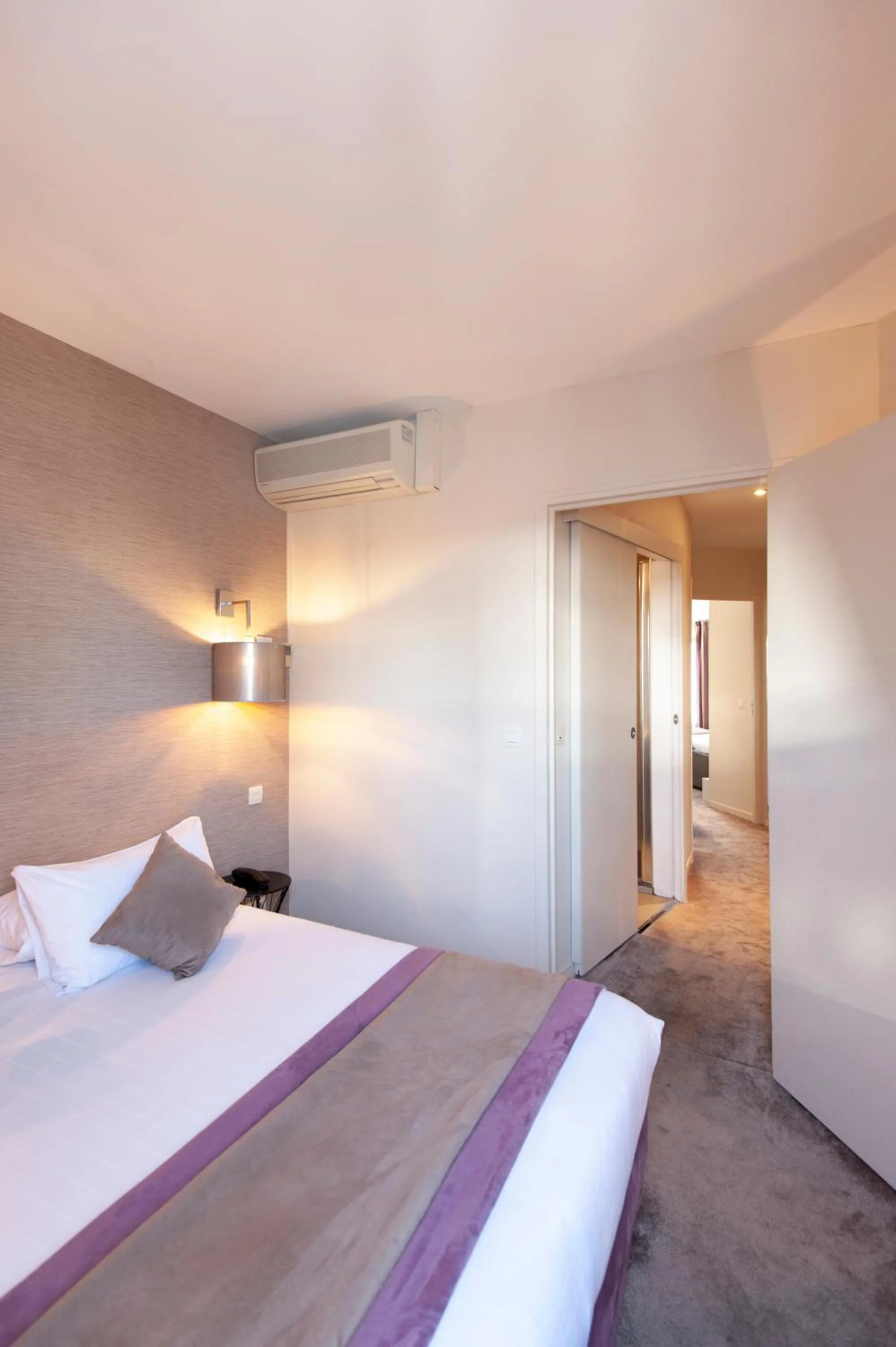 Bedroom, Bed in Hotel France Albion