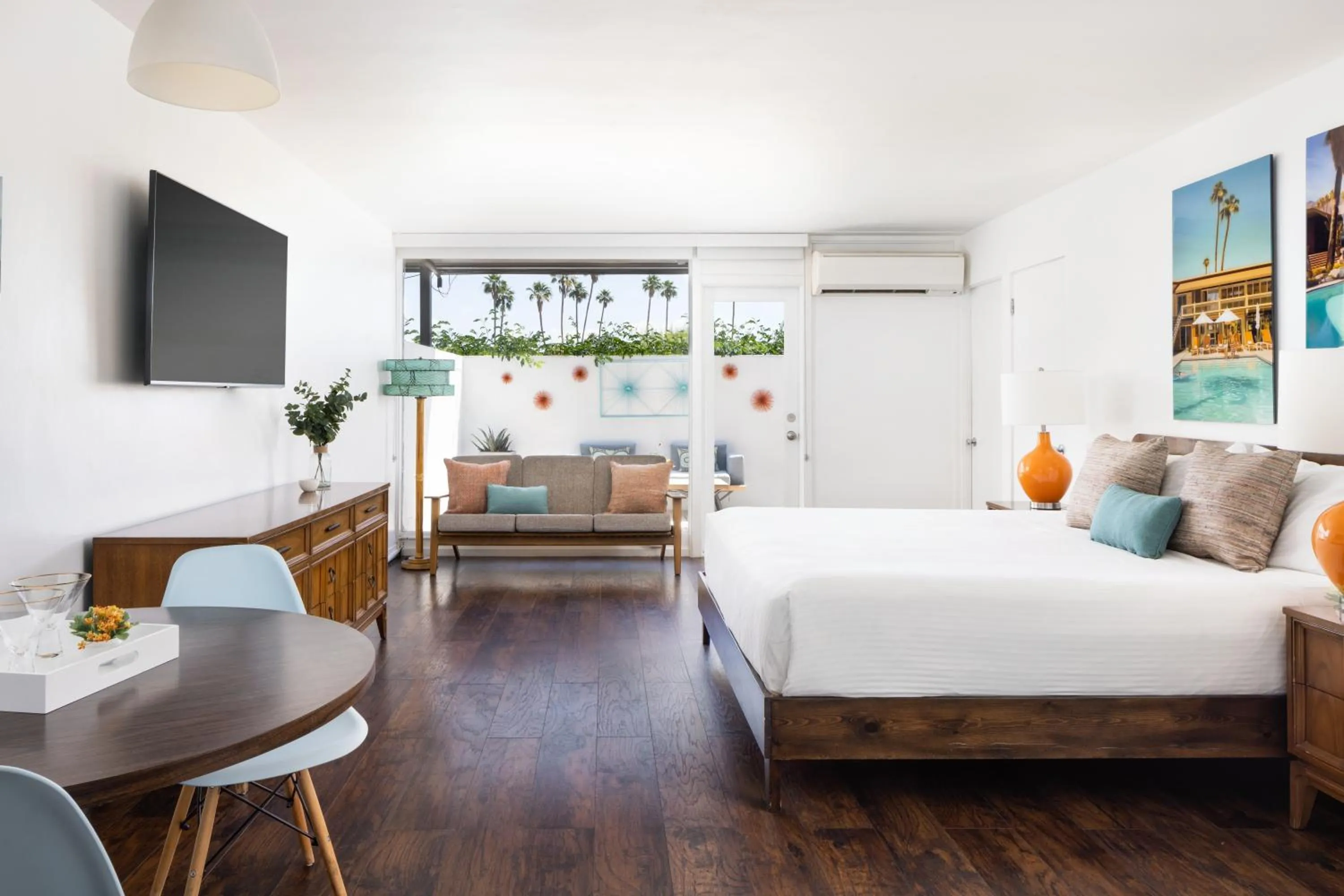 Patio, Bed in Del Marcos Hotel