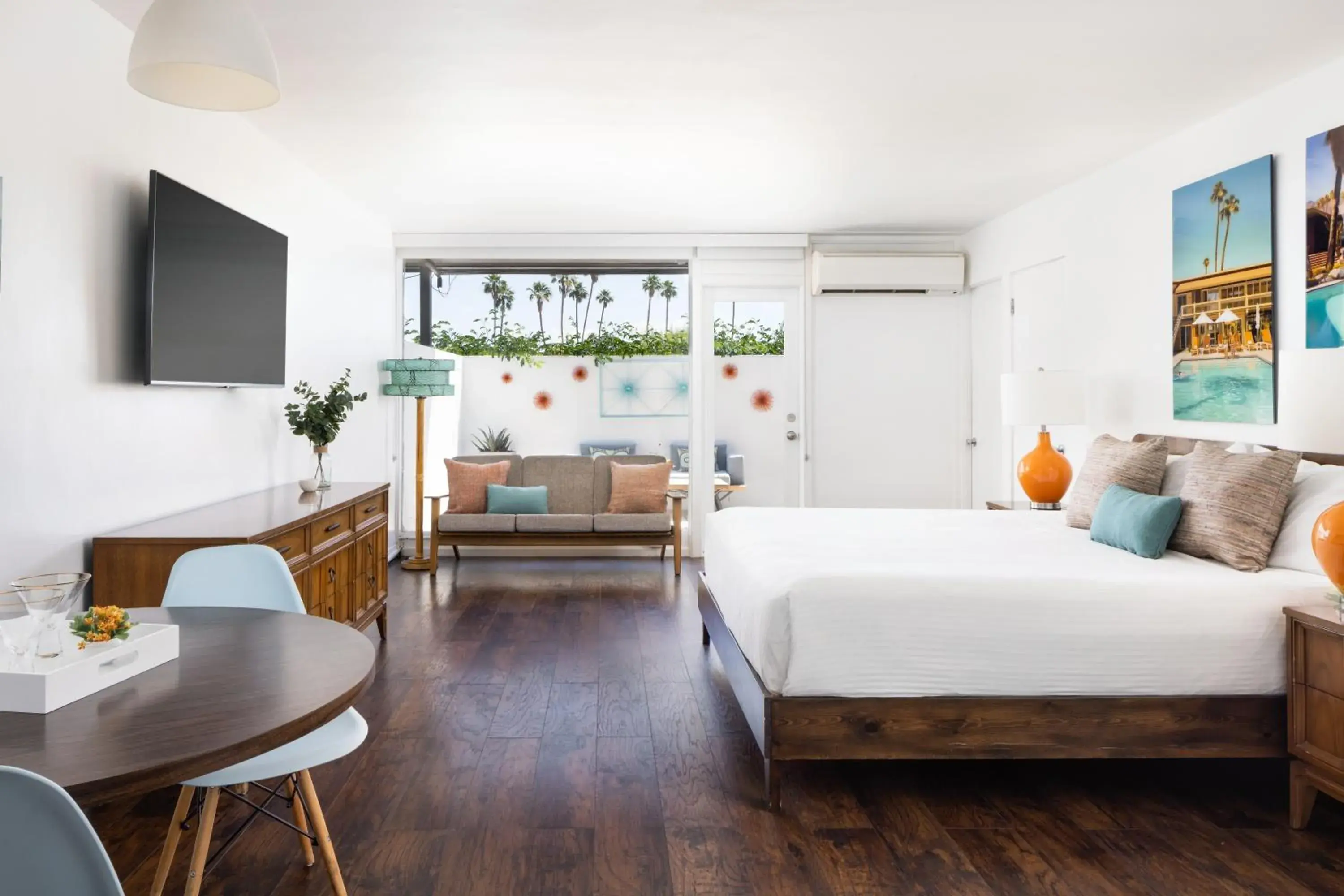 Patio, Bed in Del Marcos Hotel Patio, Bed in Del Marcos Hotel