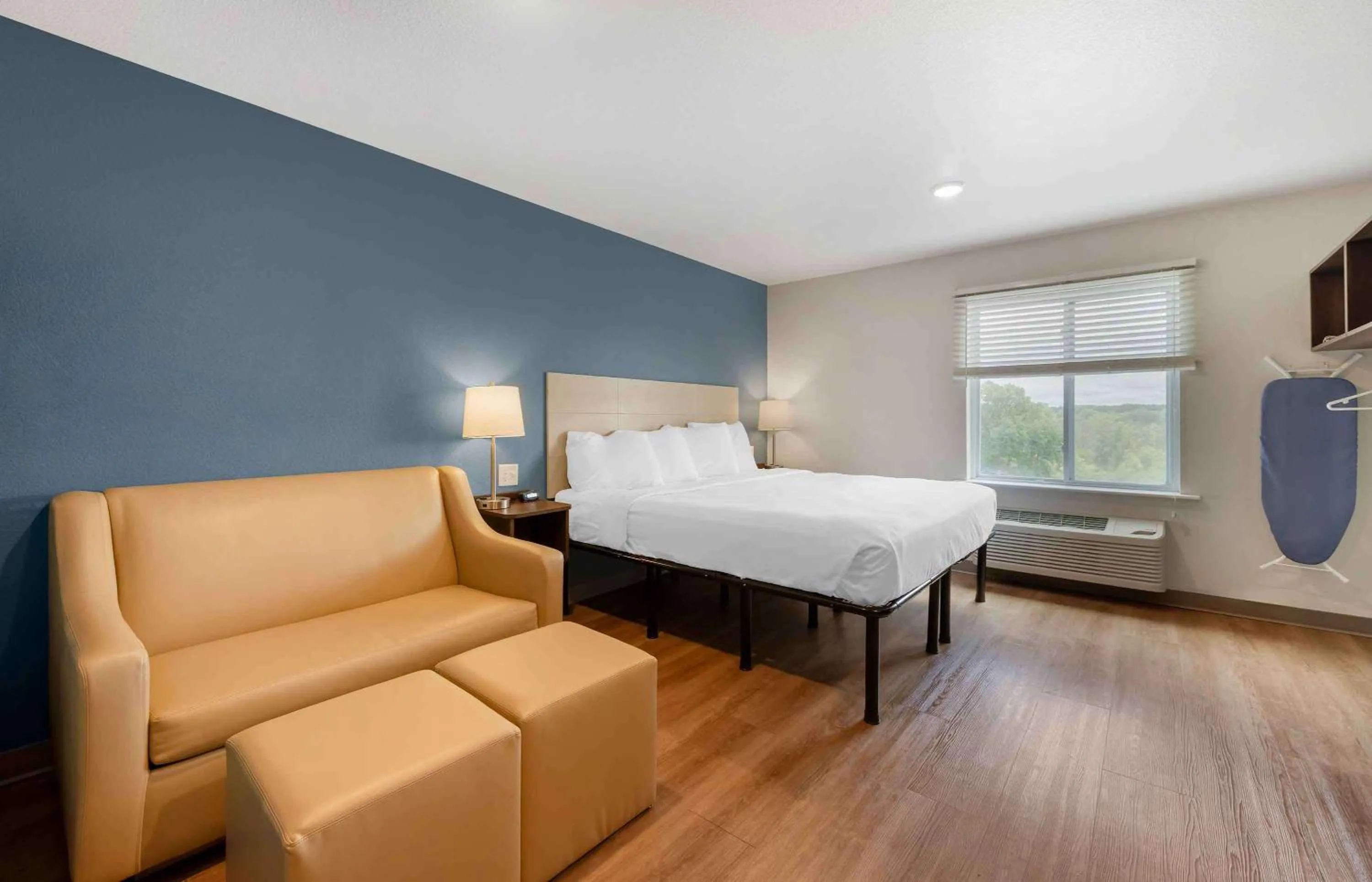 Bedroom, Bed in Extended Stay America Suites - St Paul - Woodbury