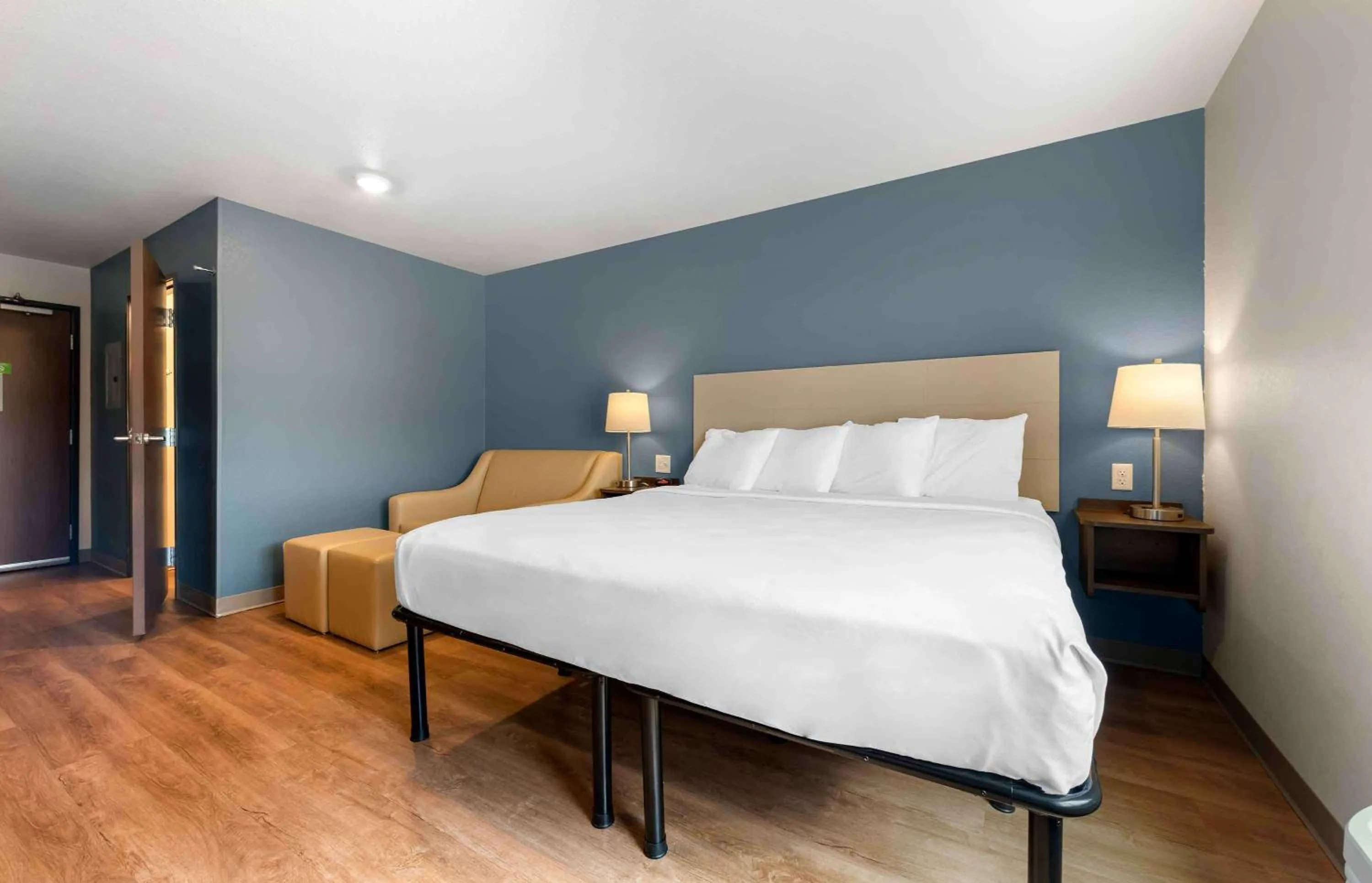 Bedroom, Bed in Extended Stay America Suites - St Paul - Woodbury