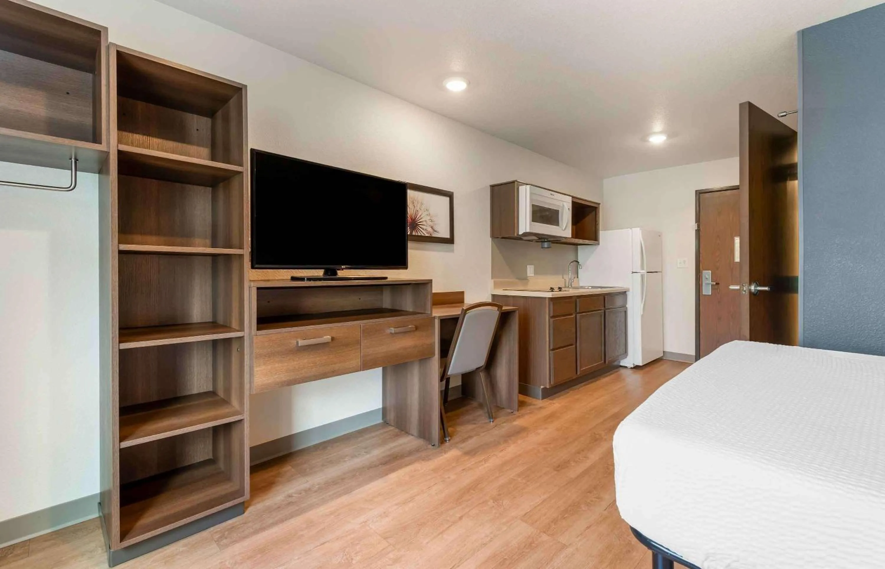 Bedroom, Bed in Extended Stay America Suites - St Paul - Woodbury