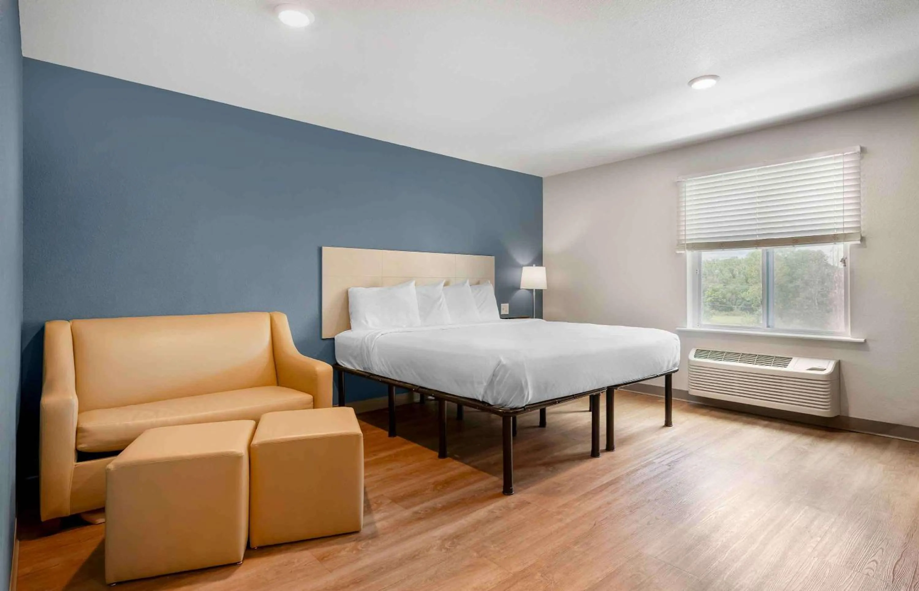 Bedroom, Bed in Extended Stay America Suites - St Paul - Woodbury