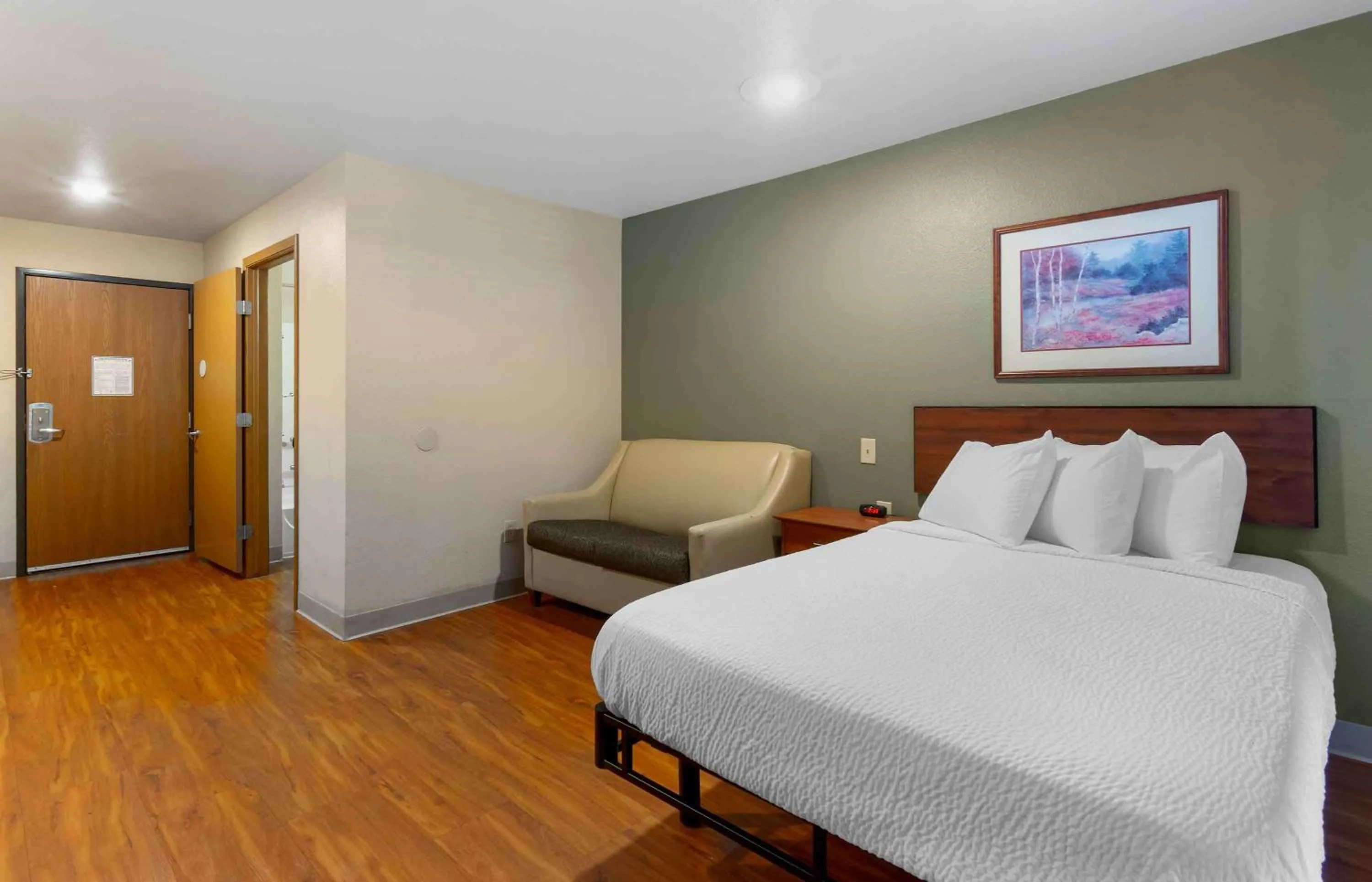 Bedroom, Bed in Extended Stay America Select Suites - Kansas City - South - I-49