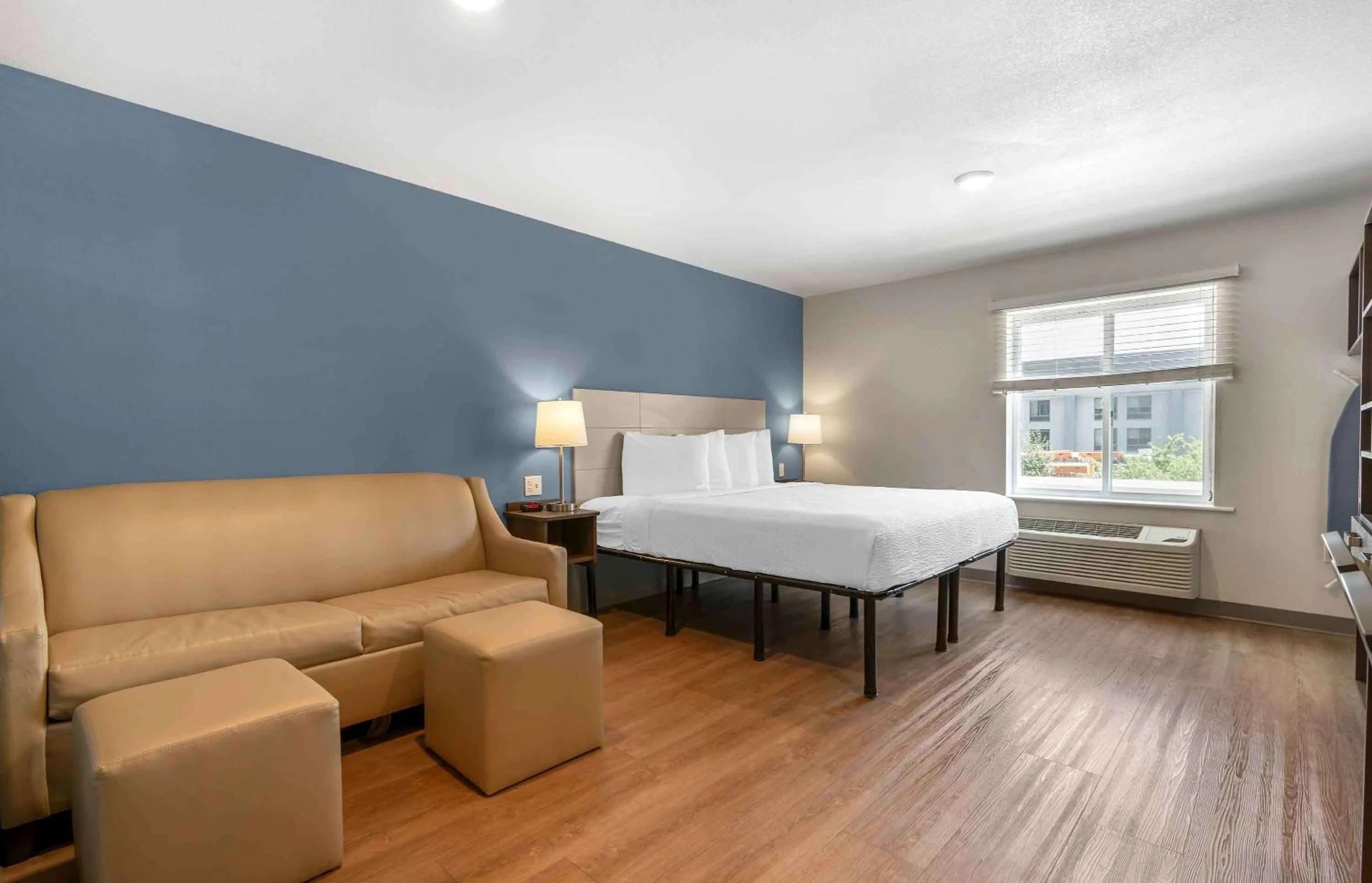 Bedroom, Bed in Extended Stay America Suites - Portland - East