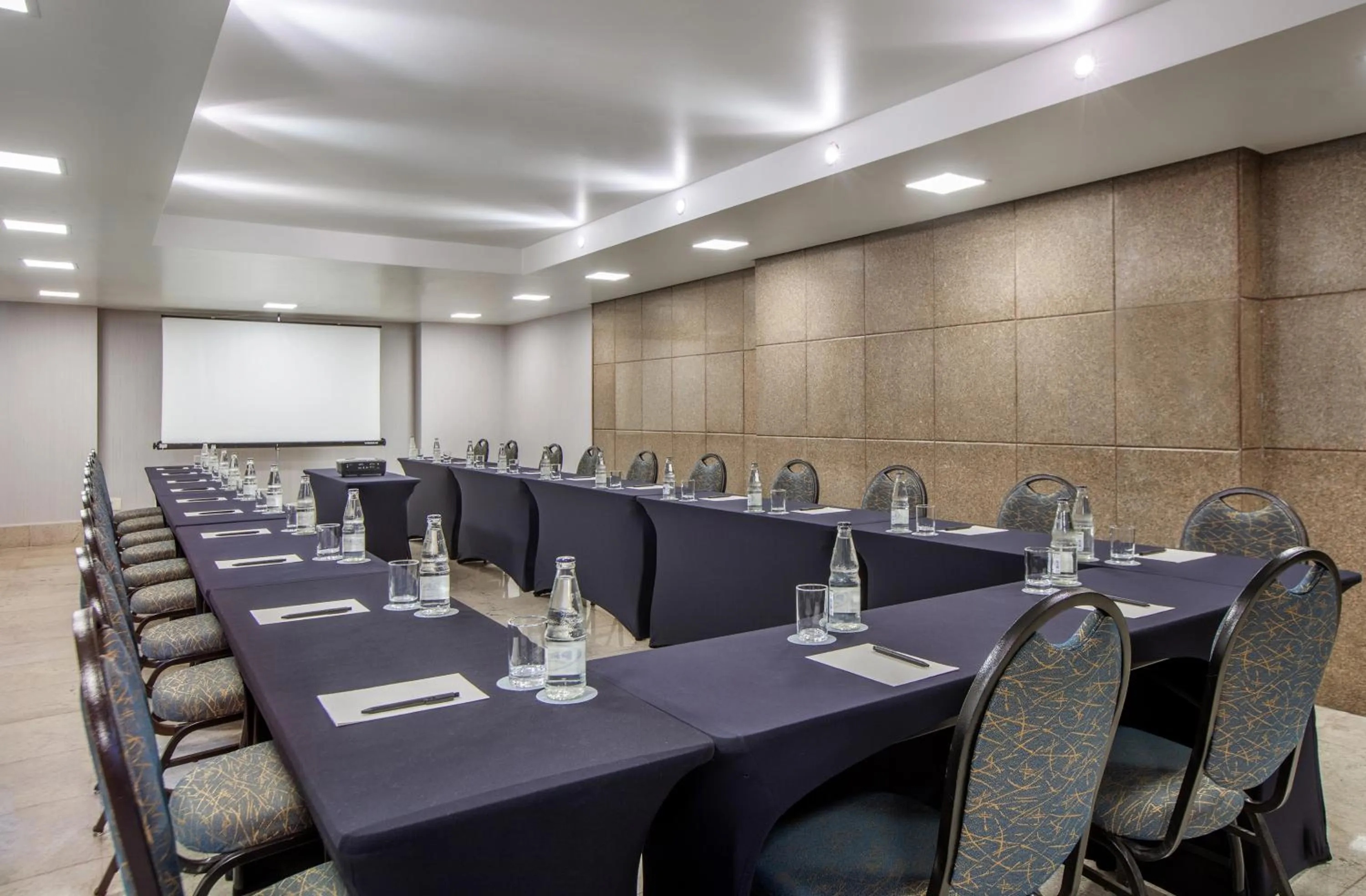 Meeting/conference room in Brasil 21 Suites Affiliated by Meliá
