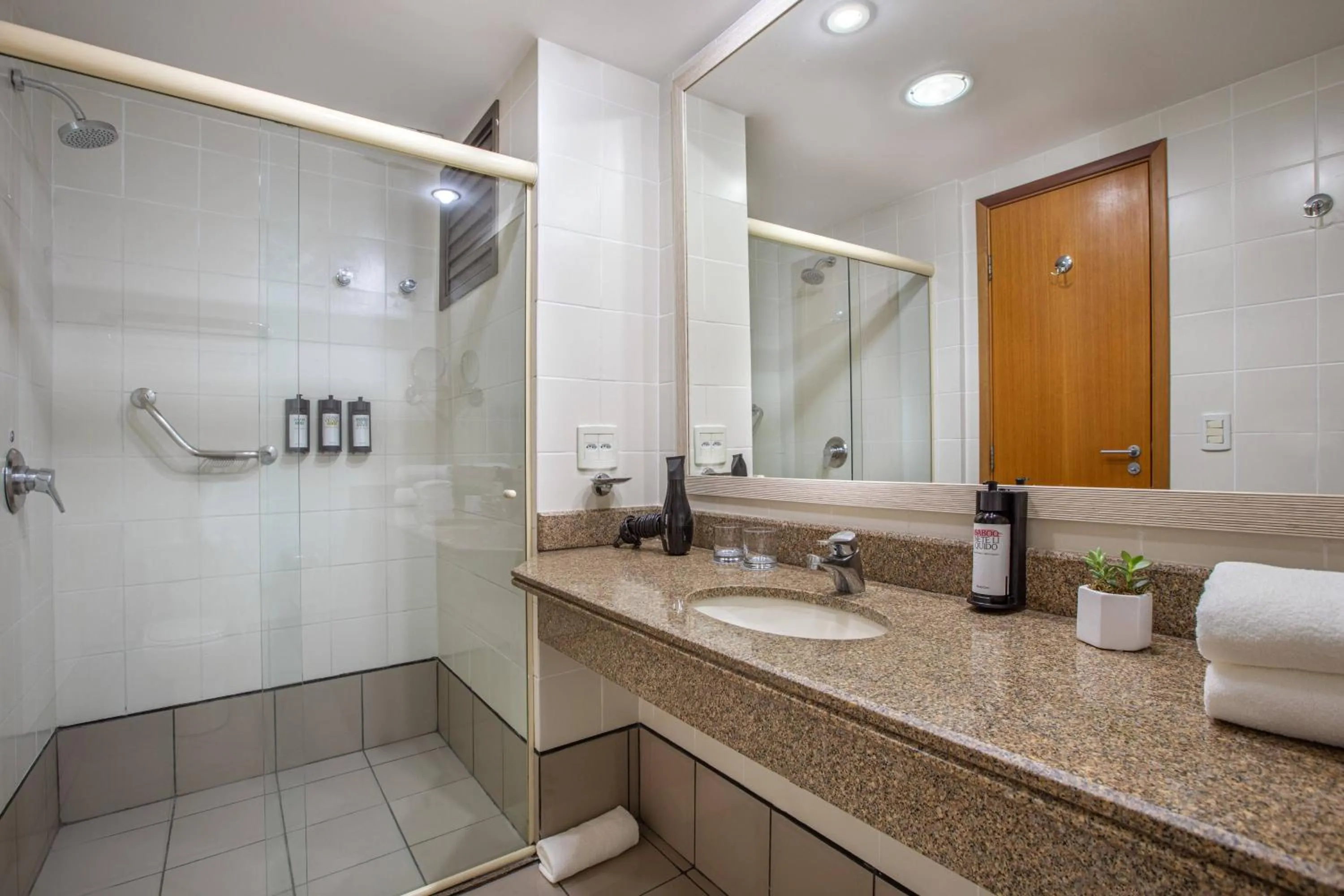 Bathroom in Hotel Brasil 21 Suites Affiliated by Meliá