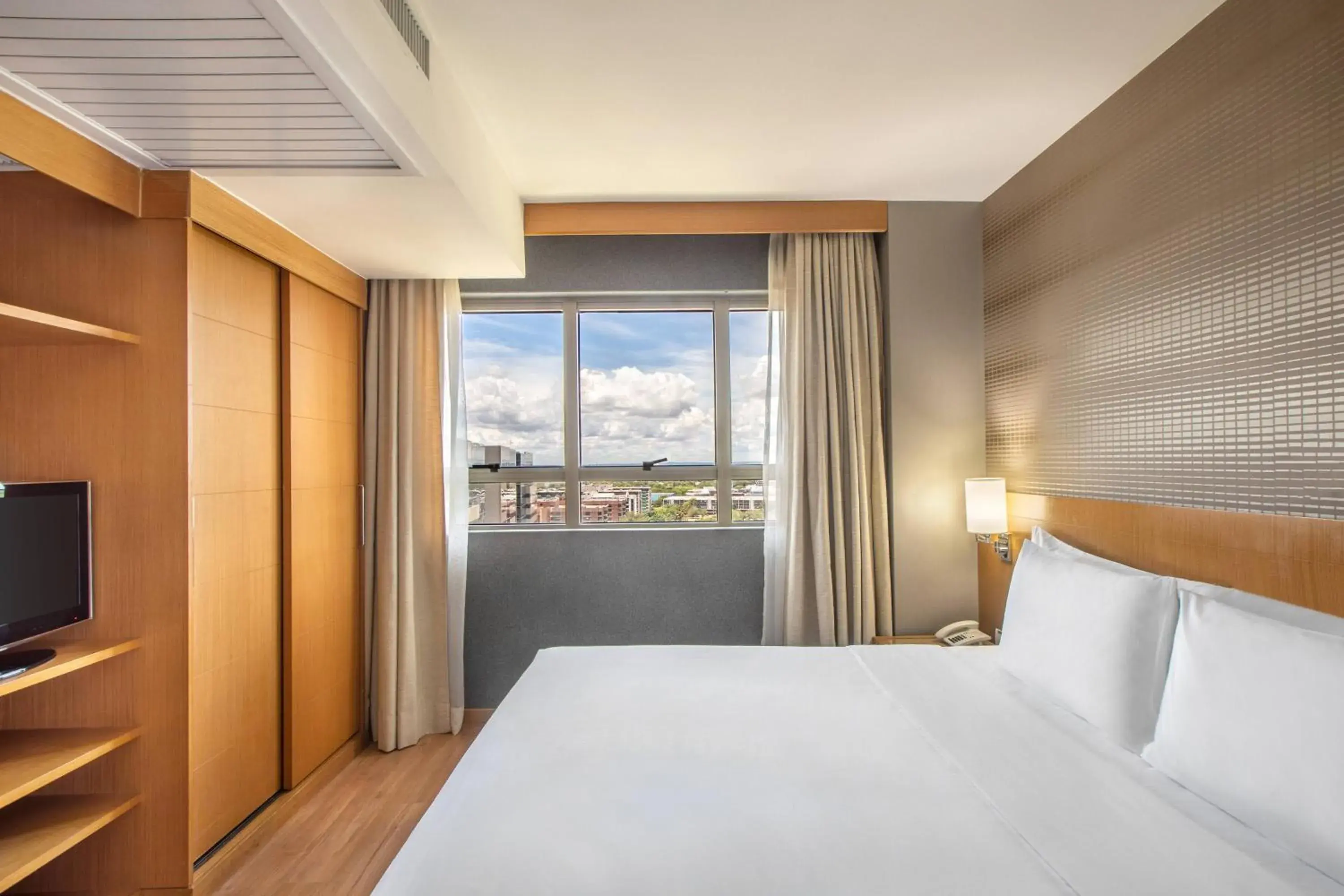 Property building, Bed in Hotel Brasil 21 Suites Affiliated by Meliá Property building, Bed in Hotel Brasil 21 Suites Affiliated by Meliá