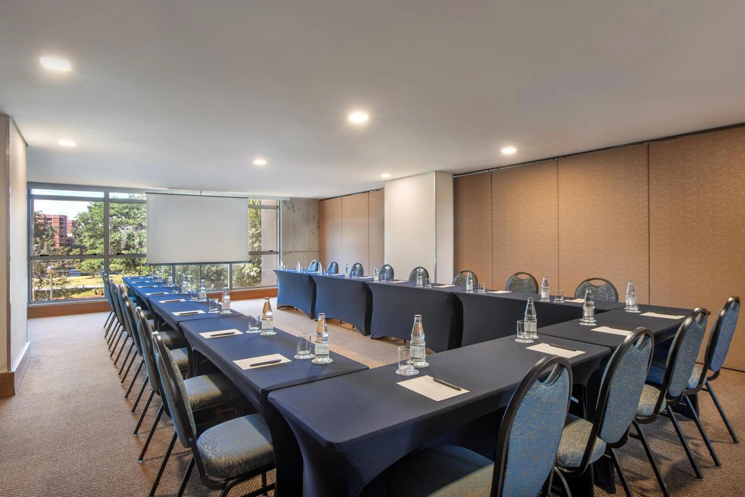 Meeting/conference room in Brasil 21 Suites Affiliated by Meliá