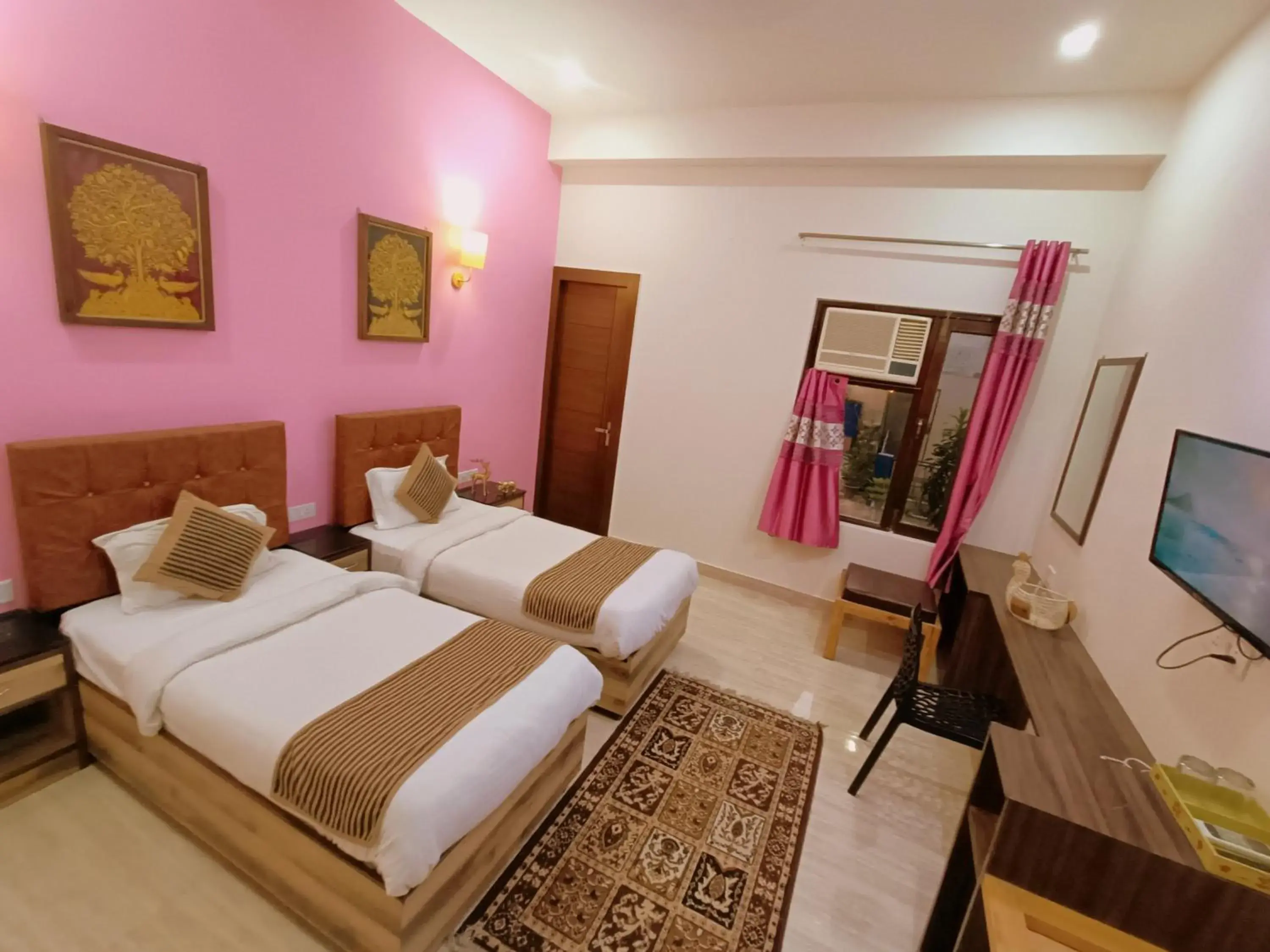 Deluxe Twin Room in The Hideout Agra Garden Homestay - 11 minutes to Taj Deluxe Twin Room in The Hideout Agra Garden Homestay - 11 minutes to Taj
