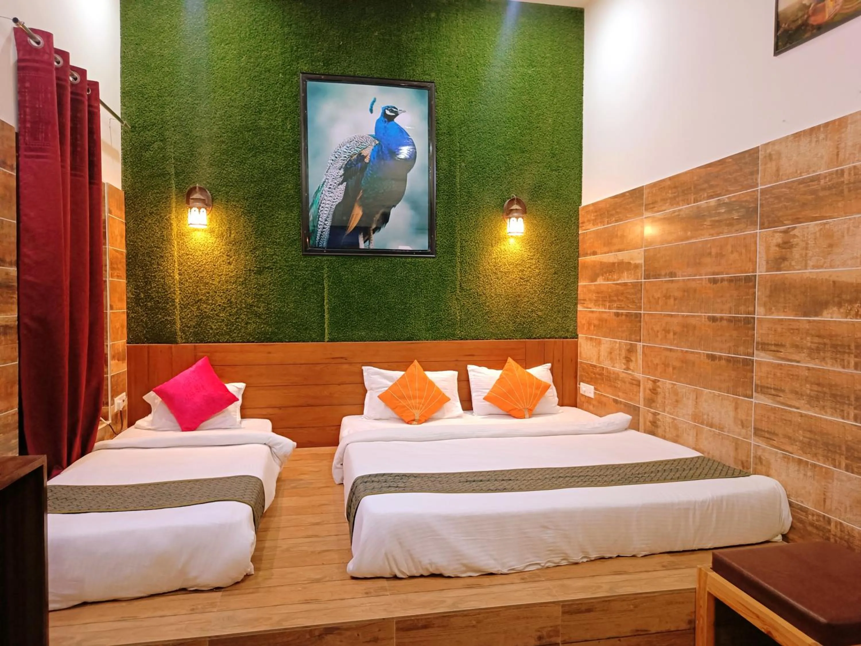 Deluxe Family Room in The Hideout Agra Garden Homestay - 11 minutes to Taj
