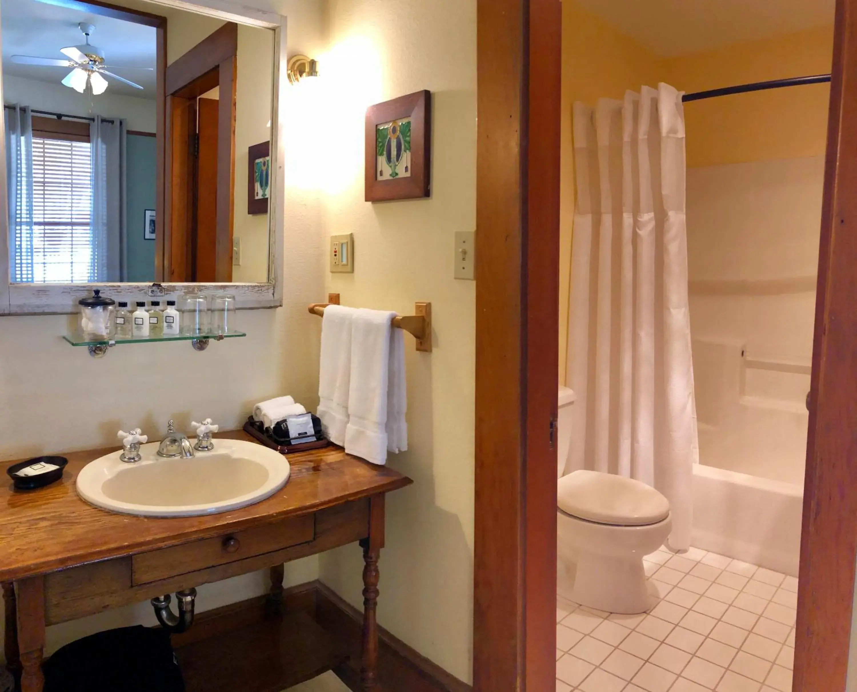 Deluxe Queen Room in McCloud Hotel Deluxe Queen Room in McCloud Hotel