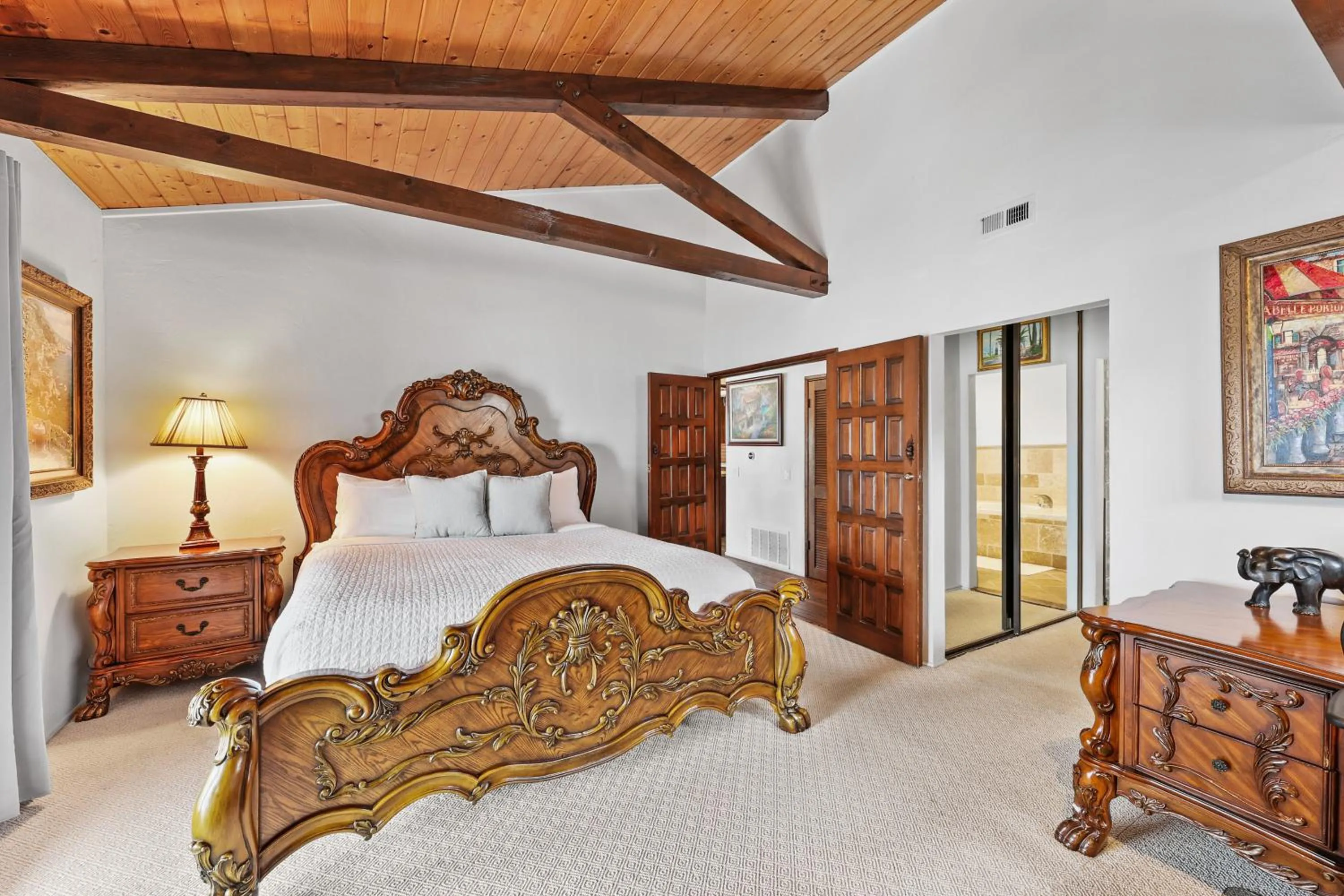 Bedroom, Bed in Catalina Courtyard Suites