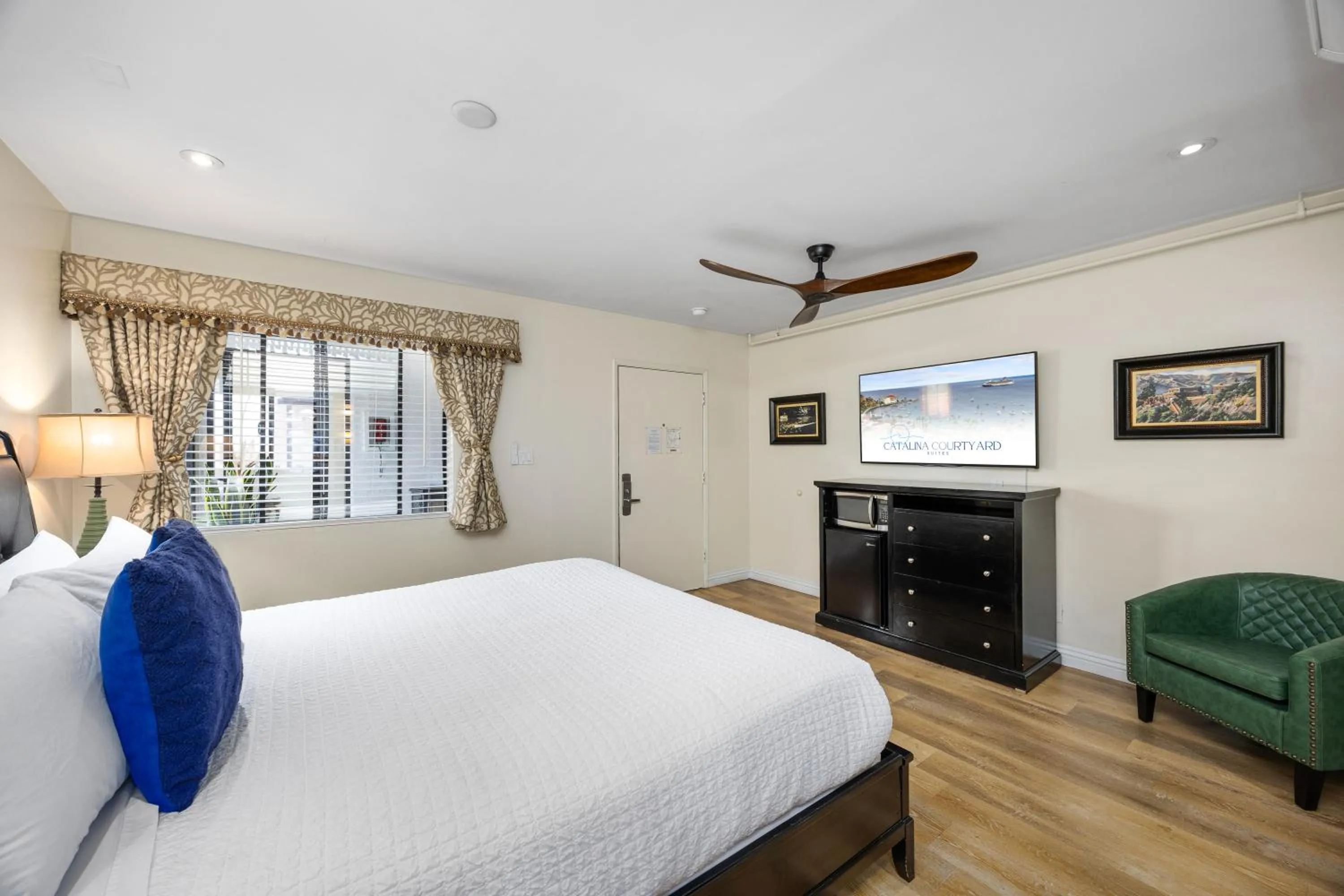 Bedroom, Bed in Catalina Courtyard Suites