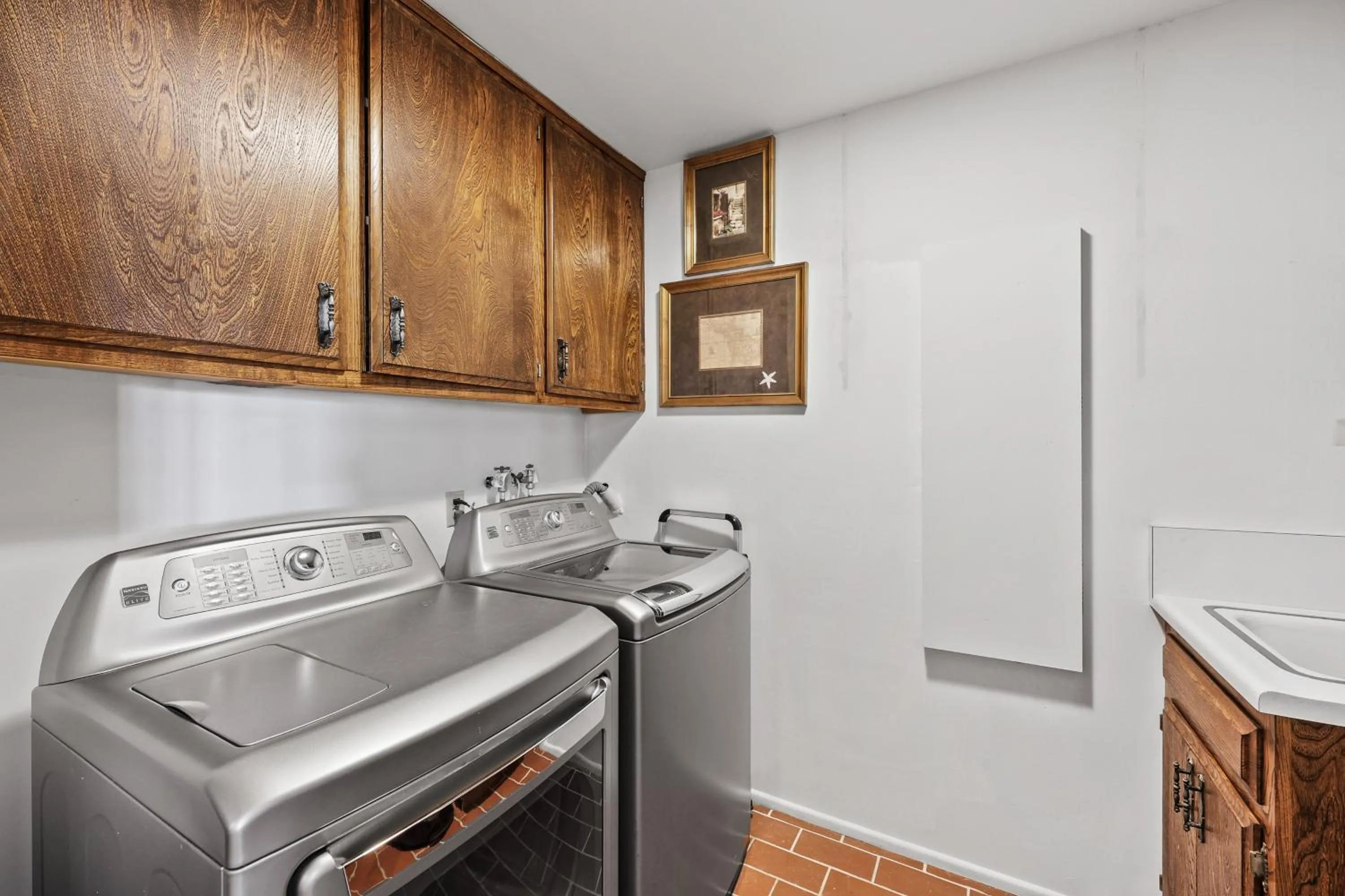 washing machine in Catalina Courtyard Suites