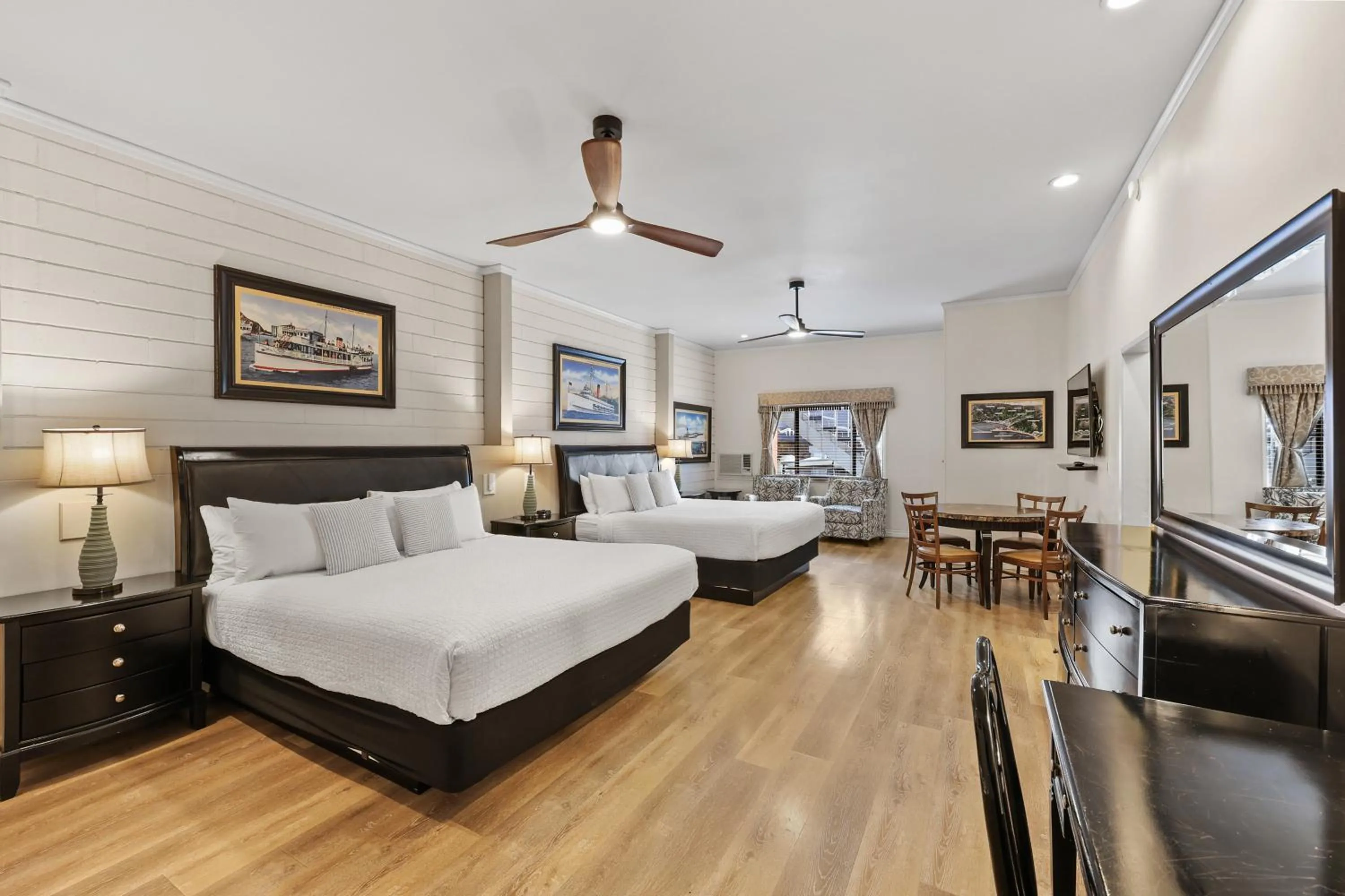 Bedroom, Bed in Catalina Courtyard Suites