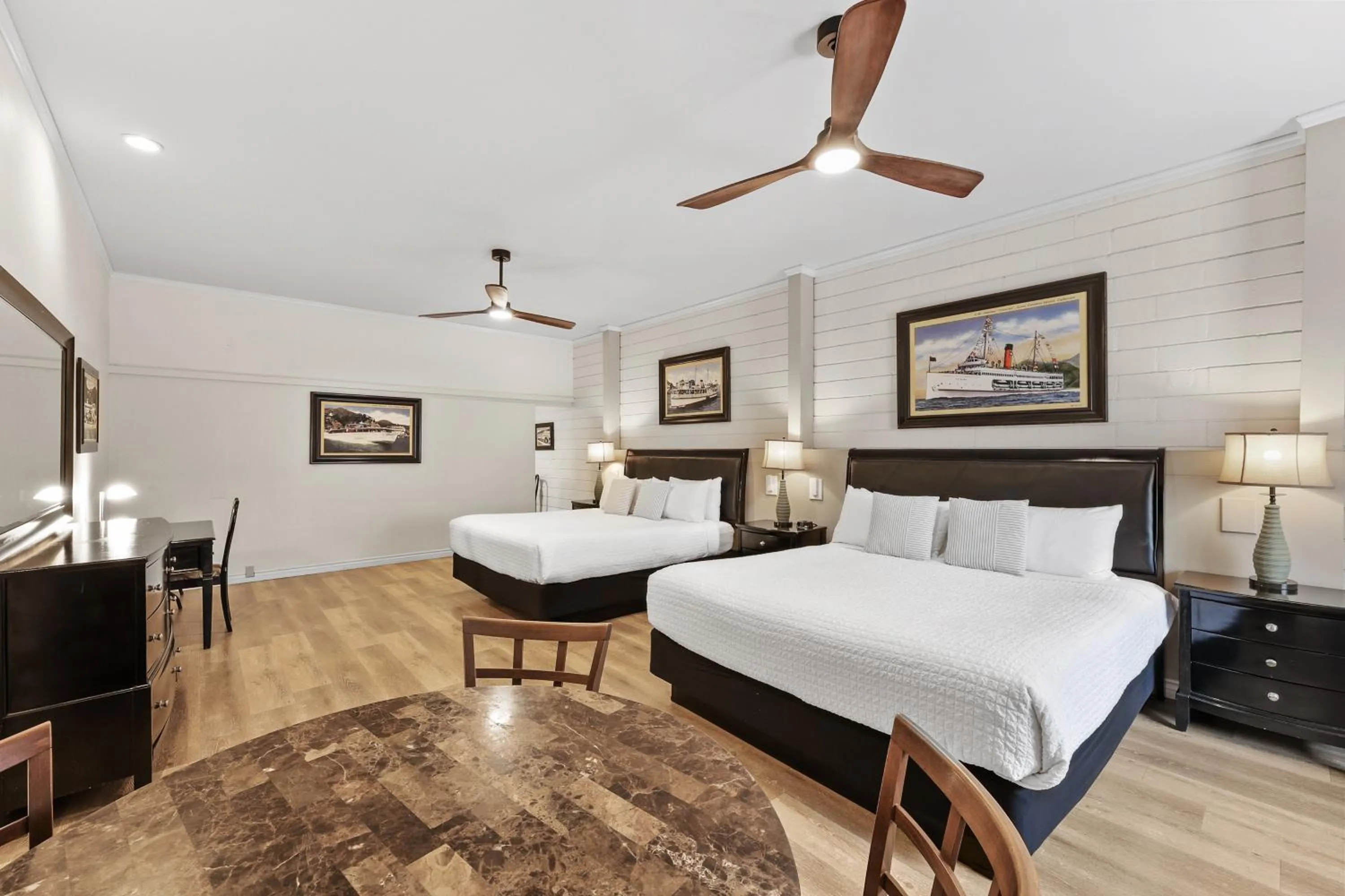 Bedroom, Bed in Catalina Courtyard Suites