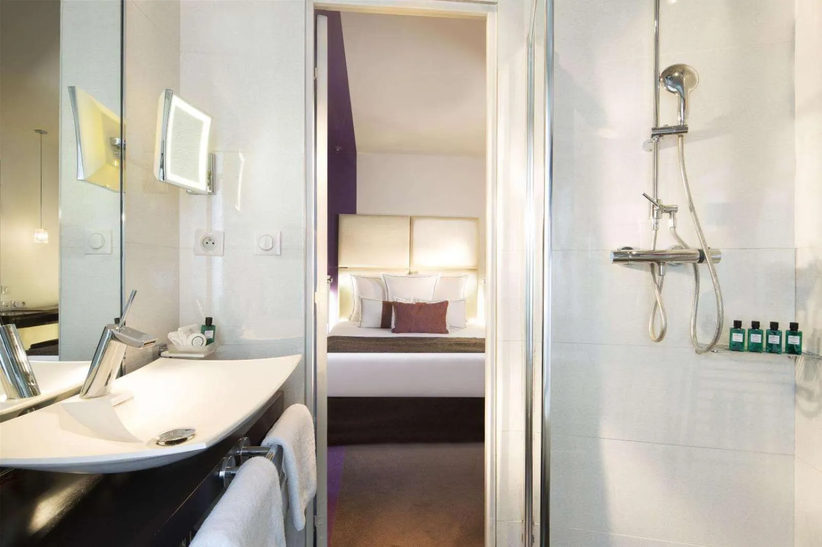 Bathroom, Bed in Grand Hotel Saint Michel