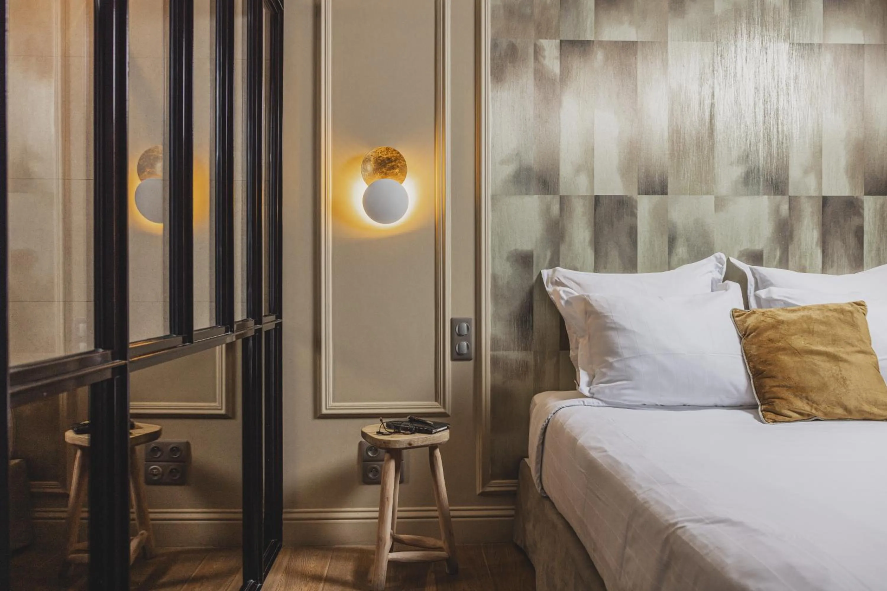 Decorative detail, Bed in Hôtel Singulier Bordeaux - Boutique Hôtel & Spa Anne Semonin