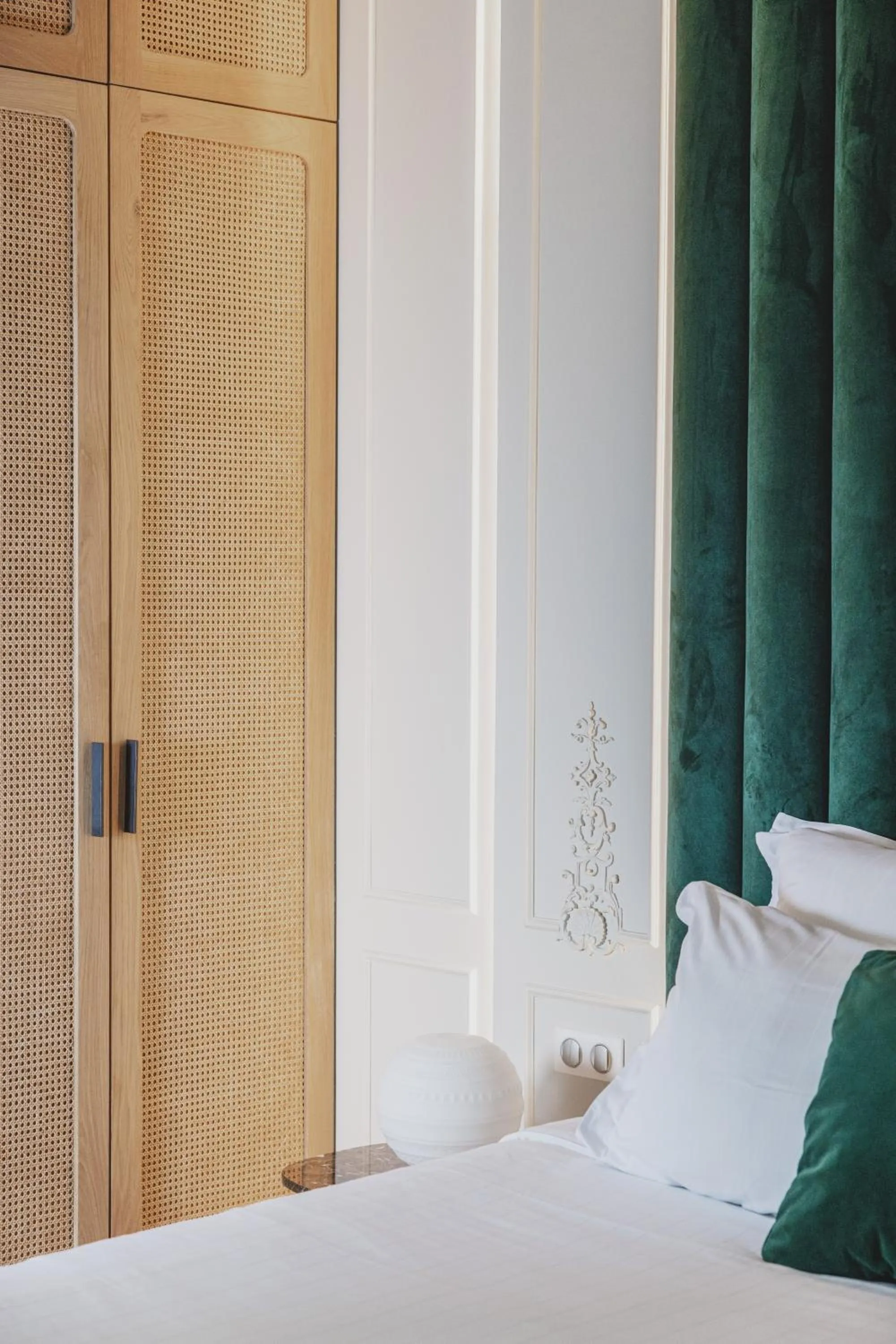 Decorative detail, Bed in Hôtel Singulier Bordeaux - Boutique Hôtel & Spa Anne Semonin