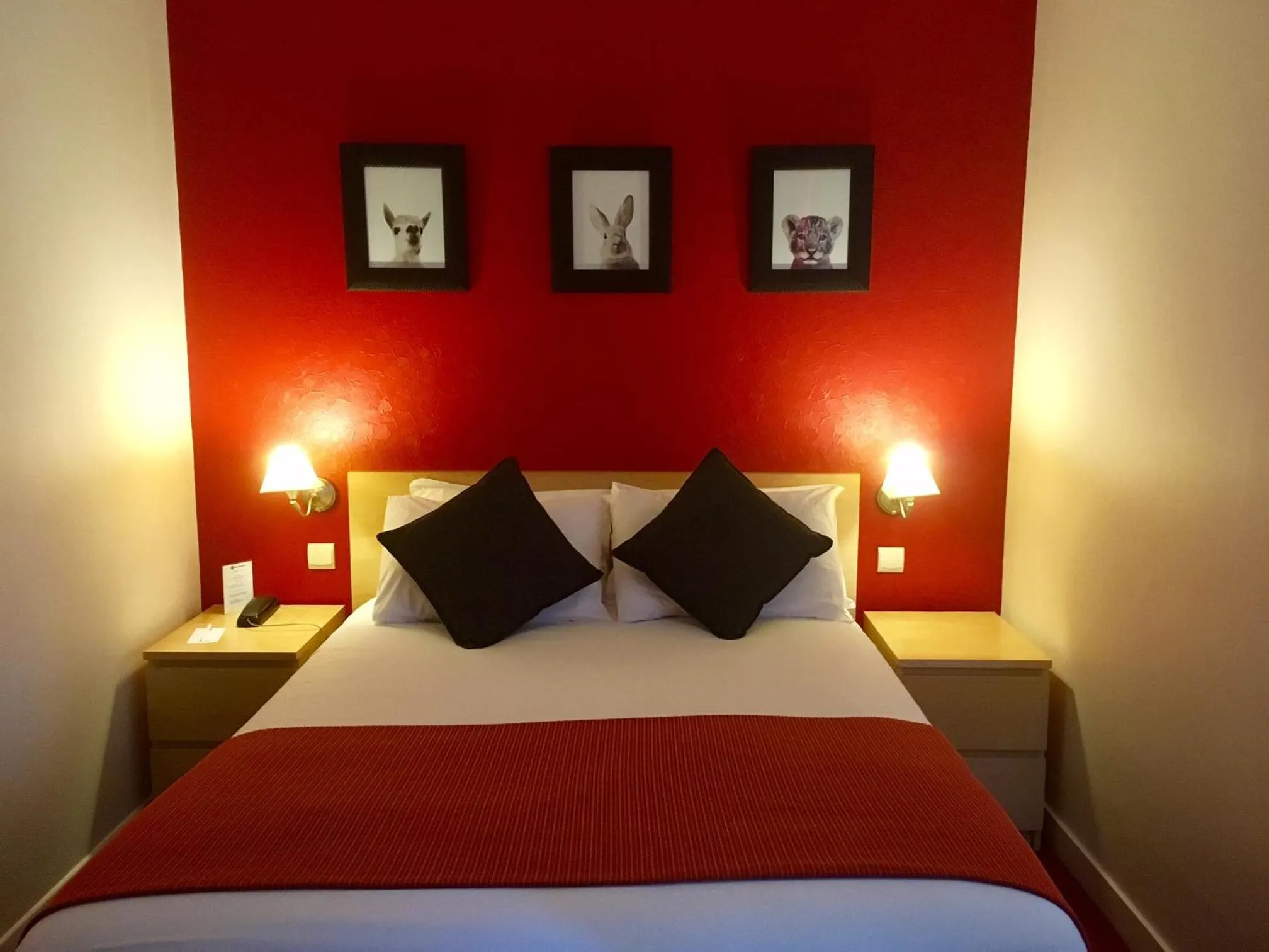 Inner courtyard view, Bed in Best Western Adagio Saumur