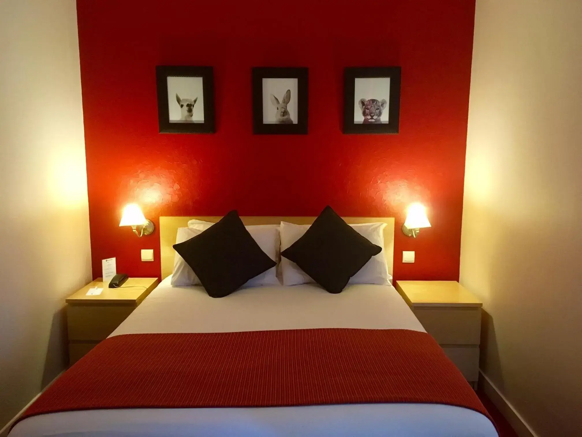 Inner courtyard view, Bed in Best Western Adagio Saumur Inner courtyard view, Bed in Best Western Adagio Saumur