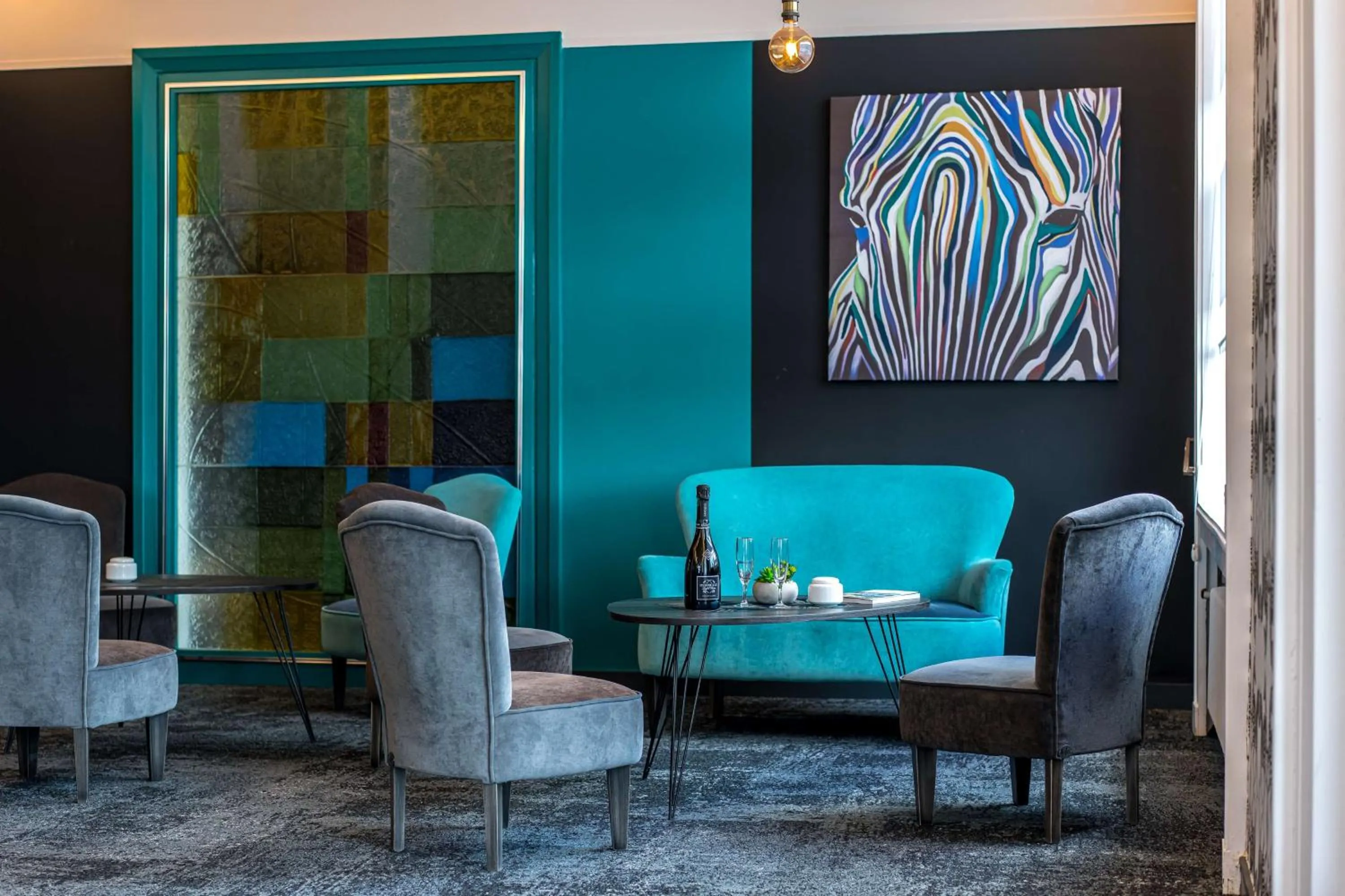 Lounge or bar in Best Western Adagio Saumur