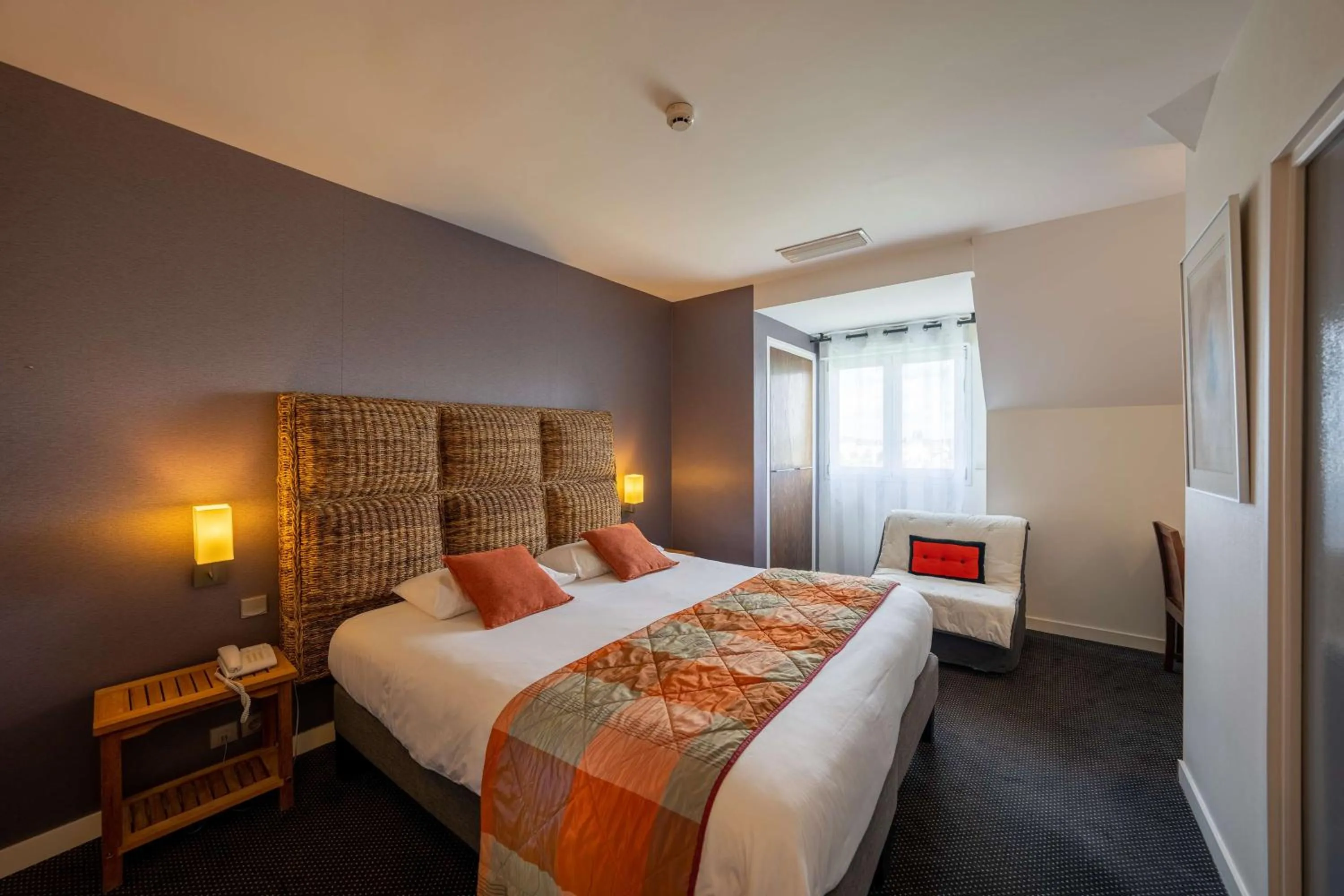 Photo of the whole room, Bed in Best Western Adagio Saumur