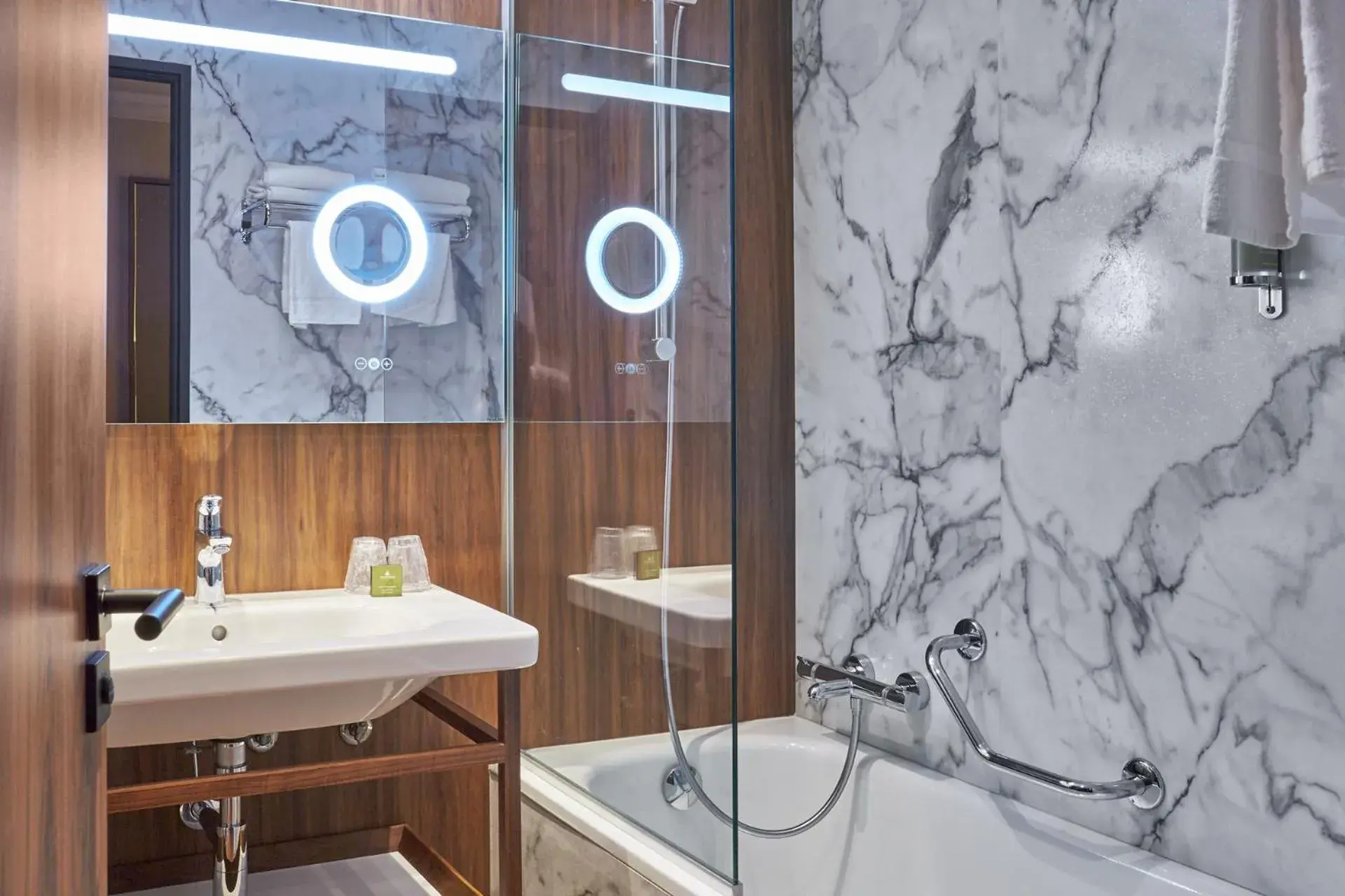 Classic Quadruple Room in L'Elysée Val d'Europe Classic Quadruple Room in L'Elysée Val d'Europe